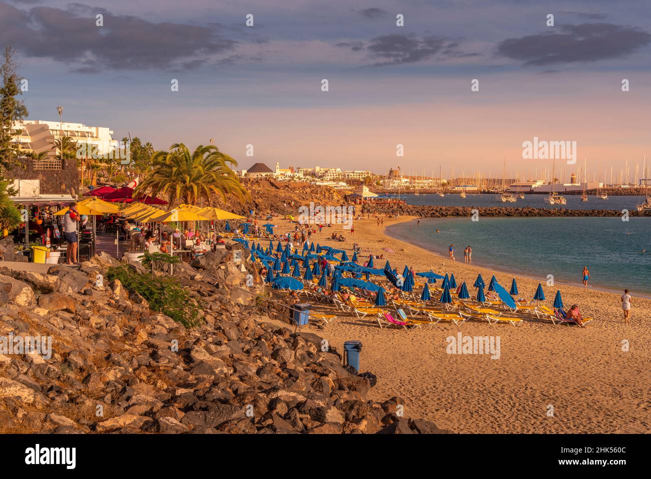 Vista dell'hotel e Rubicon Marina con vista sulla spiaggia di Playa Dorada, Playa Blanca, Lanzarote, Isole Canarie, Spagna, Atlantico, Europa Foto Stock