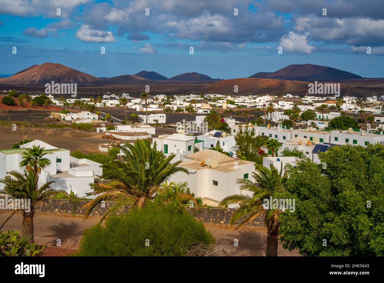 Vista della città da posizione elevata con sfondo montuoso, Yaisa, Lanzarote, Isole Canarie, Spagna, Atlantico, Europa Foto Stock
