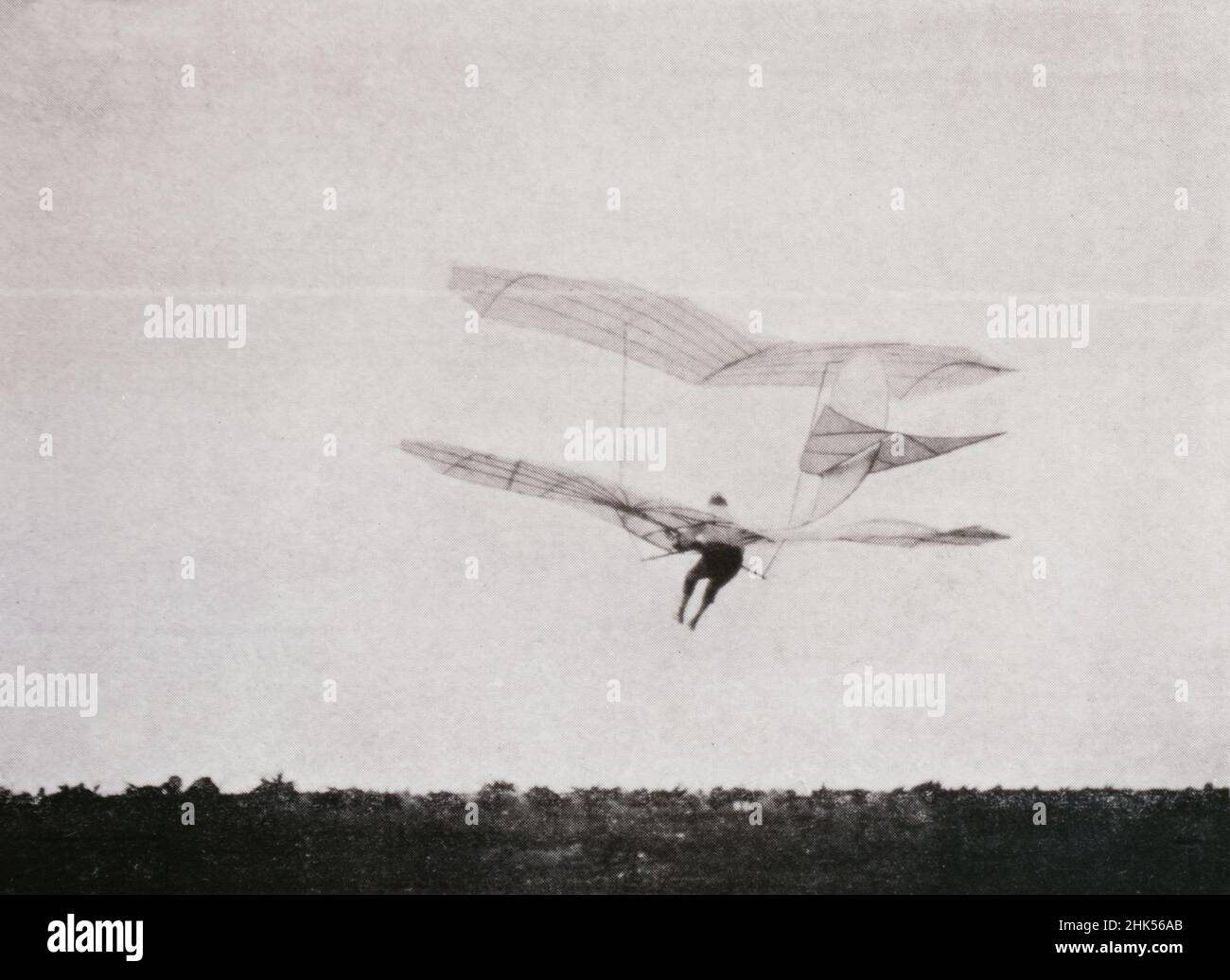Foto d'epoca circa 1895 del pioniere tedesco dell'aviazione Karl Wilhelm otto Lilienthal volante il suo aliante biplanare Foto Stock