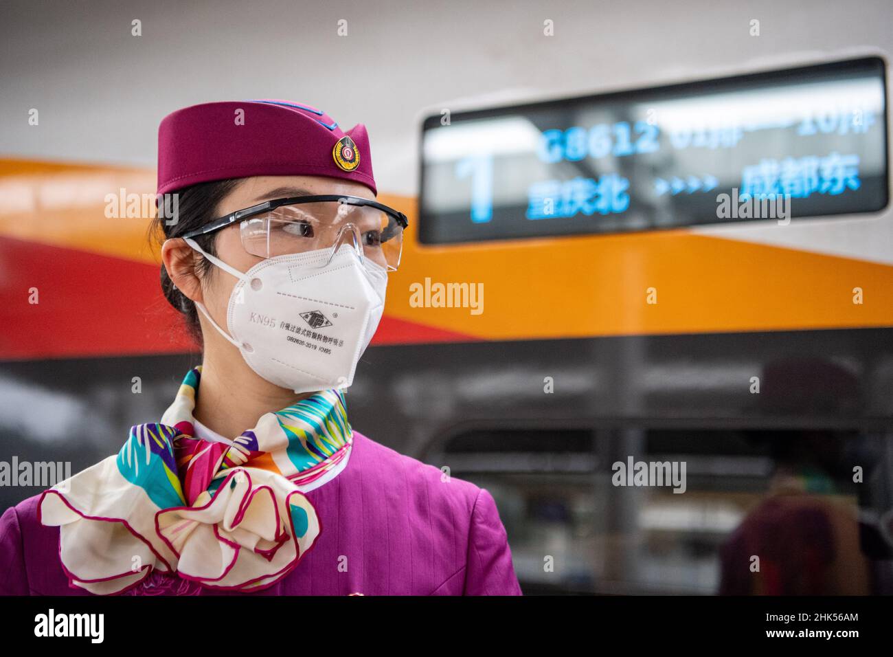 (220202) -- CHONGQING, 2 febbraio 2022 (Xinhua) -- Lin Mengfan si prepara al lavoro prima della partenza di un treno superveloce Fuxing alla stazione ferroviaria di Chongqing North a Chongqing, Cina sudoccidentale, 2 febbraio 2022. Nato nel 2000, Lin Mengfan è una nuova superba stazione per un treno superveloce Fuxing sulla ferrovia di Chendu-Chongqing. Nel frattempo, Lin è al servizio della corsa di corsa del festival di primavera per la prima volta nella sua carriera. Nel caso in cui ci sia un passeggero che ha bisogno di aiuto a bordo, Lin ha preparato con lei una custodia versatile per attrezzi. Nella custodia sono gli adesivi colorati per i passgenger per marcare i loro bagagli, cartoon appiccicle Foto Stock