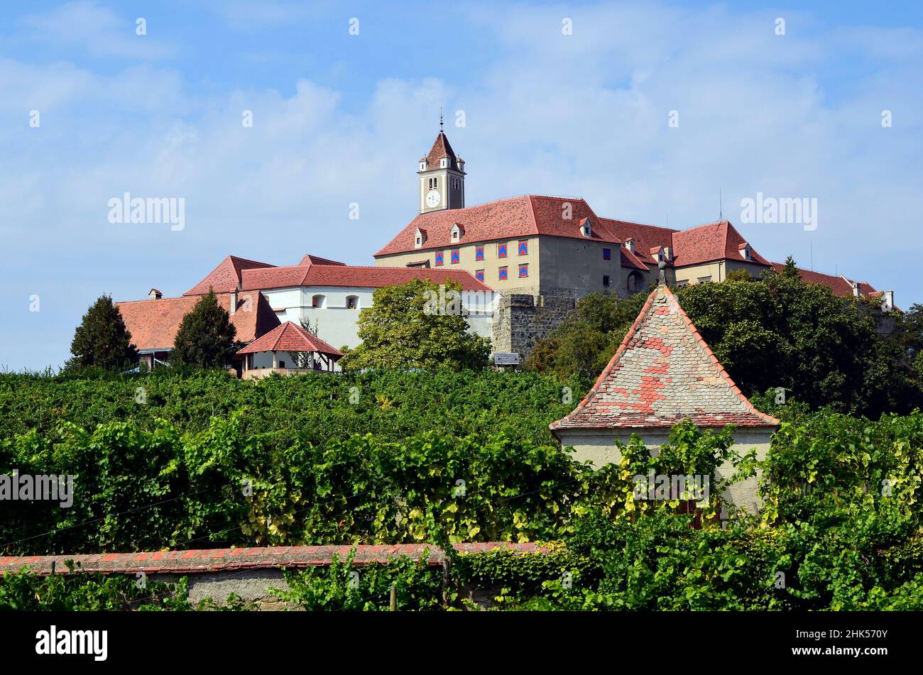 Austria, il castello medievale fortificato è circondato da una roccia sopra il villaggio di Riegersburg nella Stiria sud-orientale Foto Stock