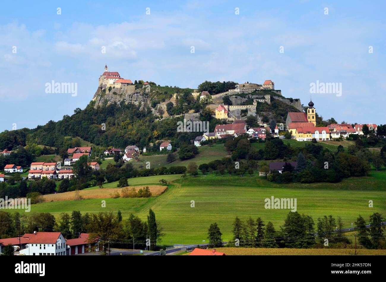 Austria, il castello medievale fortificato è circondato da una roccia sopra il villaggio di Riegersburg nella Stiria sud-orientale Foto Stock