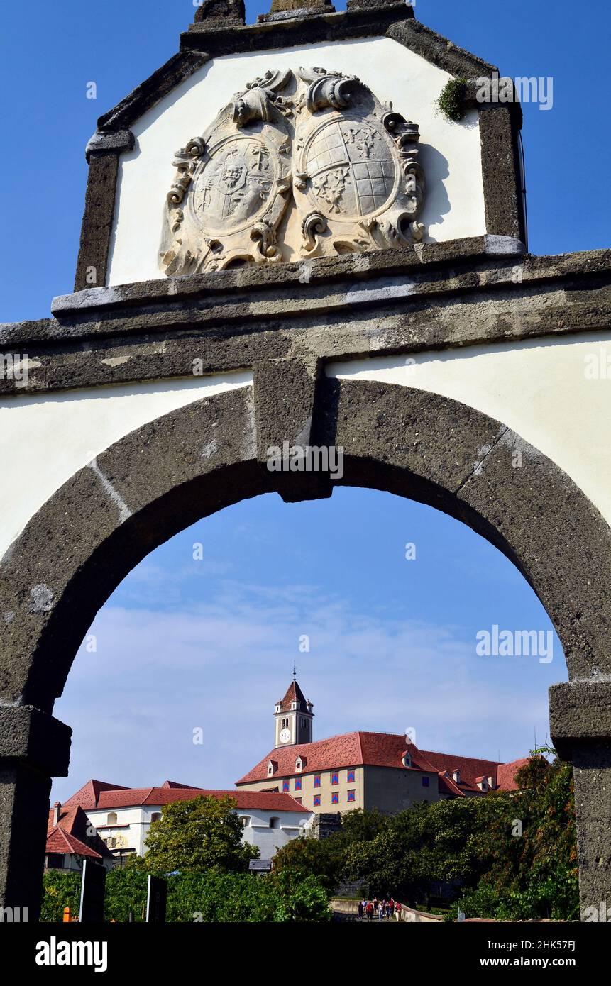 Austria, il castello medievale fortificato è circondato da una roccia sopra il villaggio di Riegersburg nella Stiria sud-orientale Foto Stock