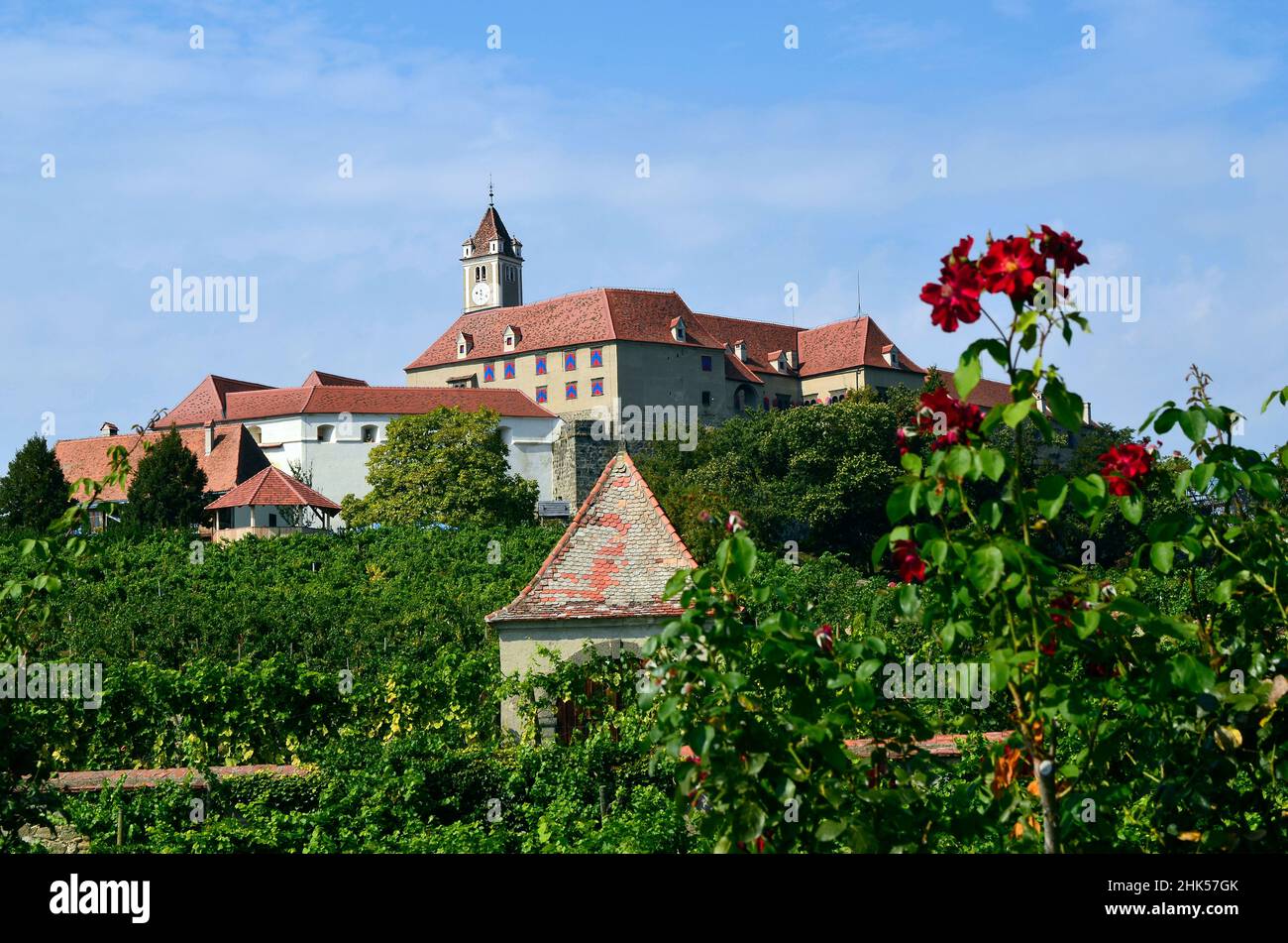 Austria, il castello medievale fortificato è circondato da una roccia sopra il villaggio di Riegersburg nella Stiria sud-orientale Foto Stock