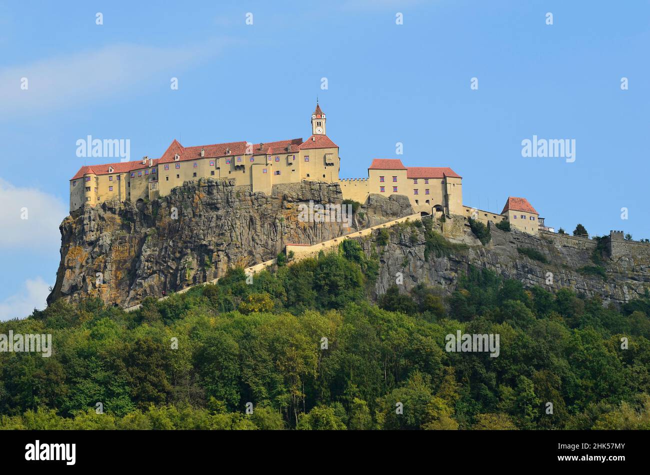 Austria, il castello medievale fortificato è circondato da una roccia sopra il villaggio di Riegersburg nella Stiria sud-orientale Foto Stock