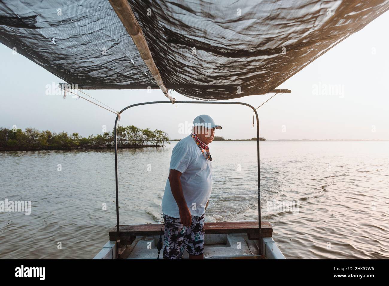 Persona messicana su una barca di pesca. Foto Stock