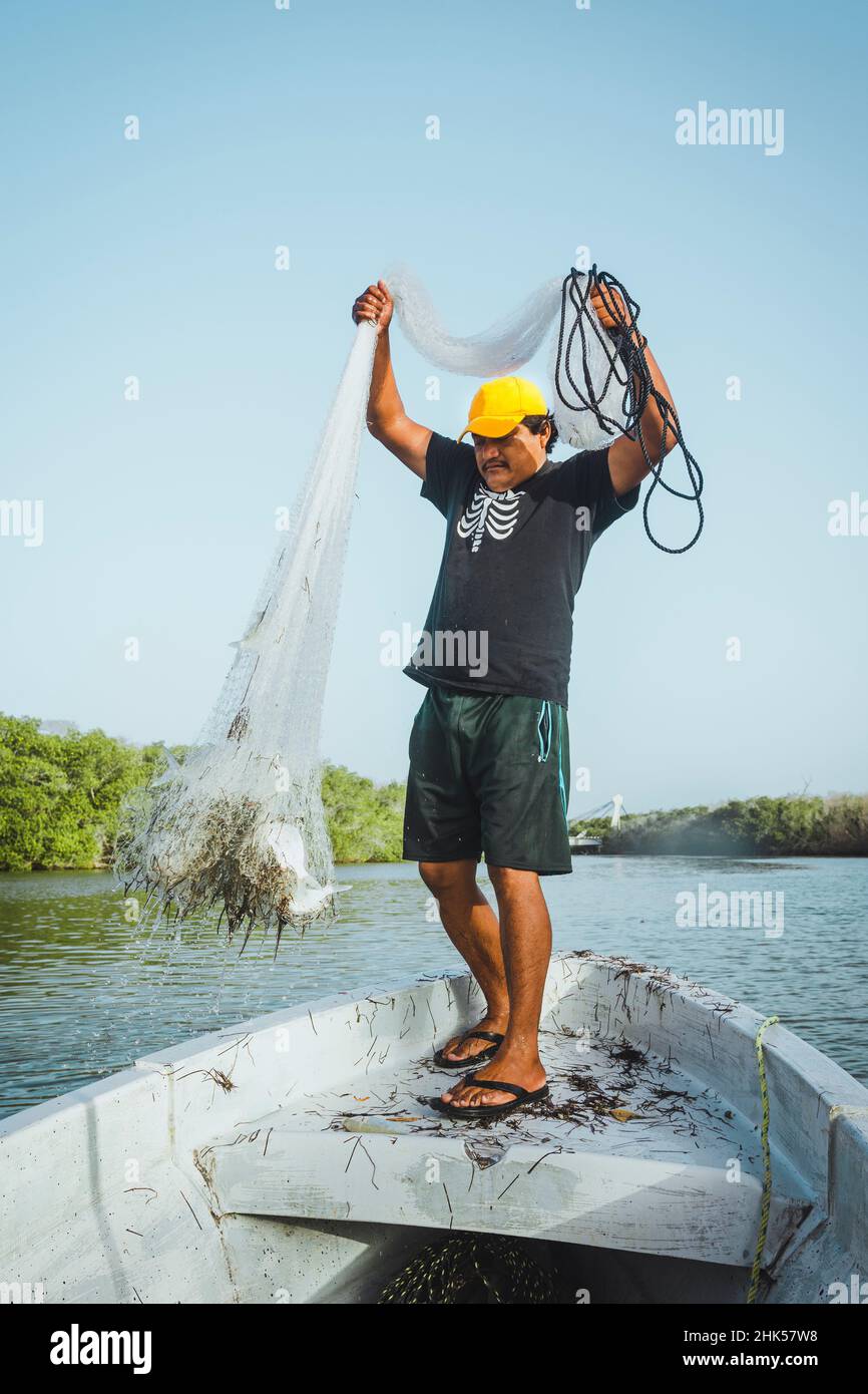 Uomo messicano che pesca con la rete nel fiume Foto Stock