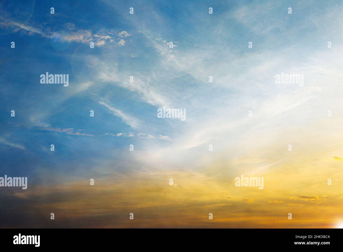 Il cielo è sempre bello. Anche quando è scuro, piovoso o nuvoloso, è ancora bello. Foto Stock