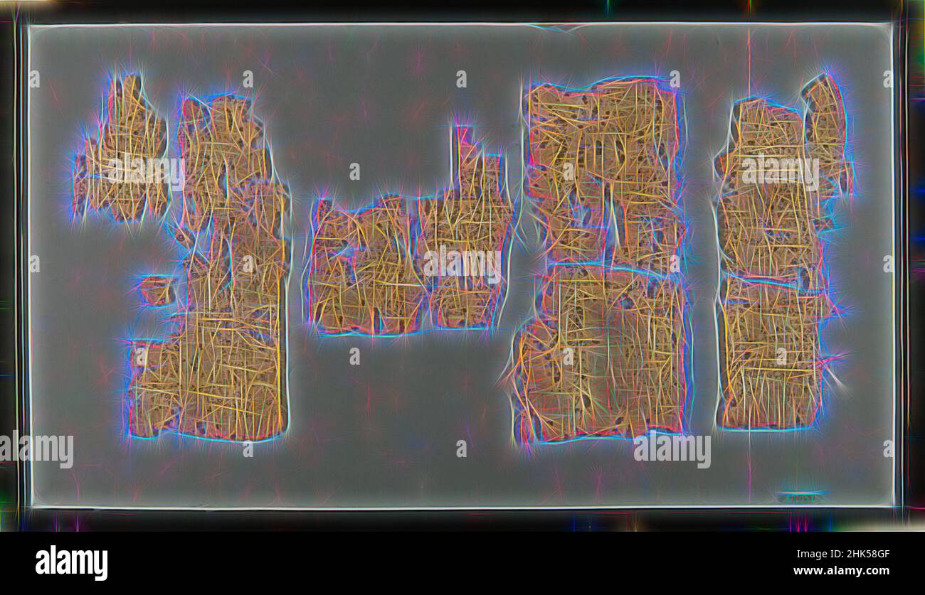 Ispirato da frammenti di papiro inscritti in Demotic, Papyrus, Ink, ca 100 a.C.E.-100 C.E., tardo periodo tolemaico all'inizio del periodo romano, vetro: 12 x 20 7/8 pollici, 30,5 x 53 cm, reinventato da Artotop. L'arte classica reinventata con un tocco moderno. Design di calda e allegra luminosità e di raggi di luce. La fotografia si ispira al surrealismo e al futurismo, abbracciando l'energia dinamica della tecnologia moderna, del movimento, della velocità e rivoluzionando la cultura Foto Stock