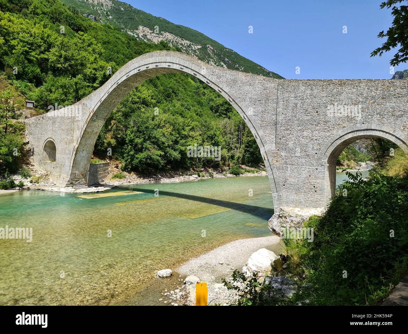 Grecia, Plaka Bridge sul fiume Arachthos il più grande ponte in pietra ad arco singolo nei Balcani, restaurato dopo il crollo a causa delle inondazioni, National Foto Stock