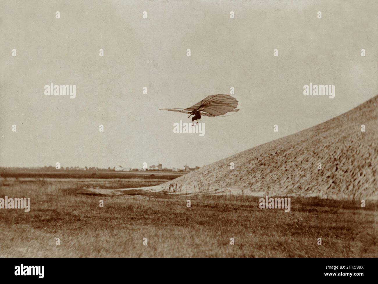 Foto d'epoca circa 1895 del pioniere tedesco dell'aviazione Karl Wilhelm otto Lilienthal volare il suo aliante Foto Stock