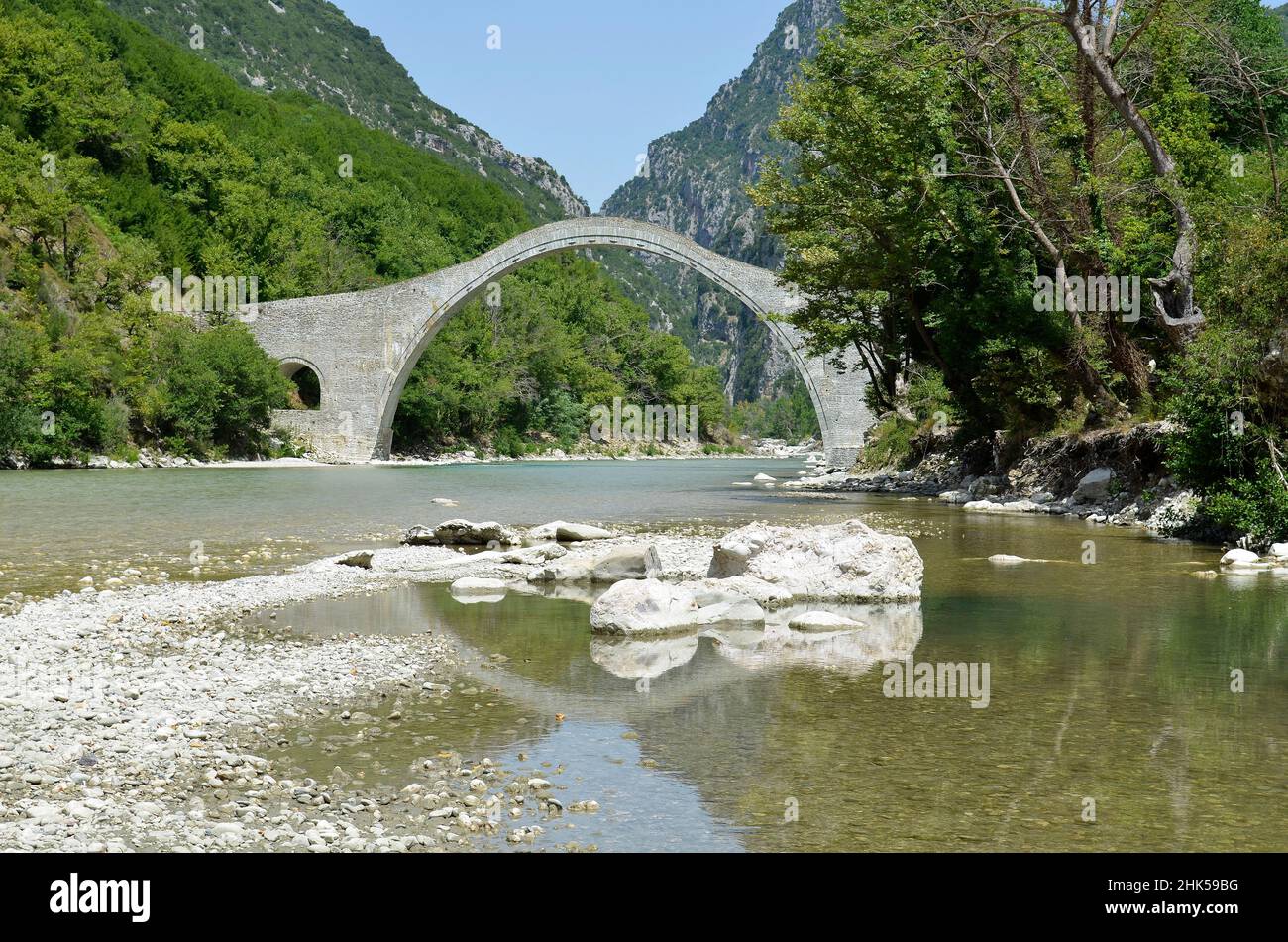 Grecia, Plaka Bridge sul fiume Arachthos il più grande ponte in pietra ad arco singolo nei Balcani, restaurato dopo il crollo a causa delle inondazioni, National Foto Stock