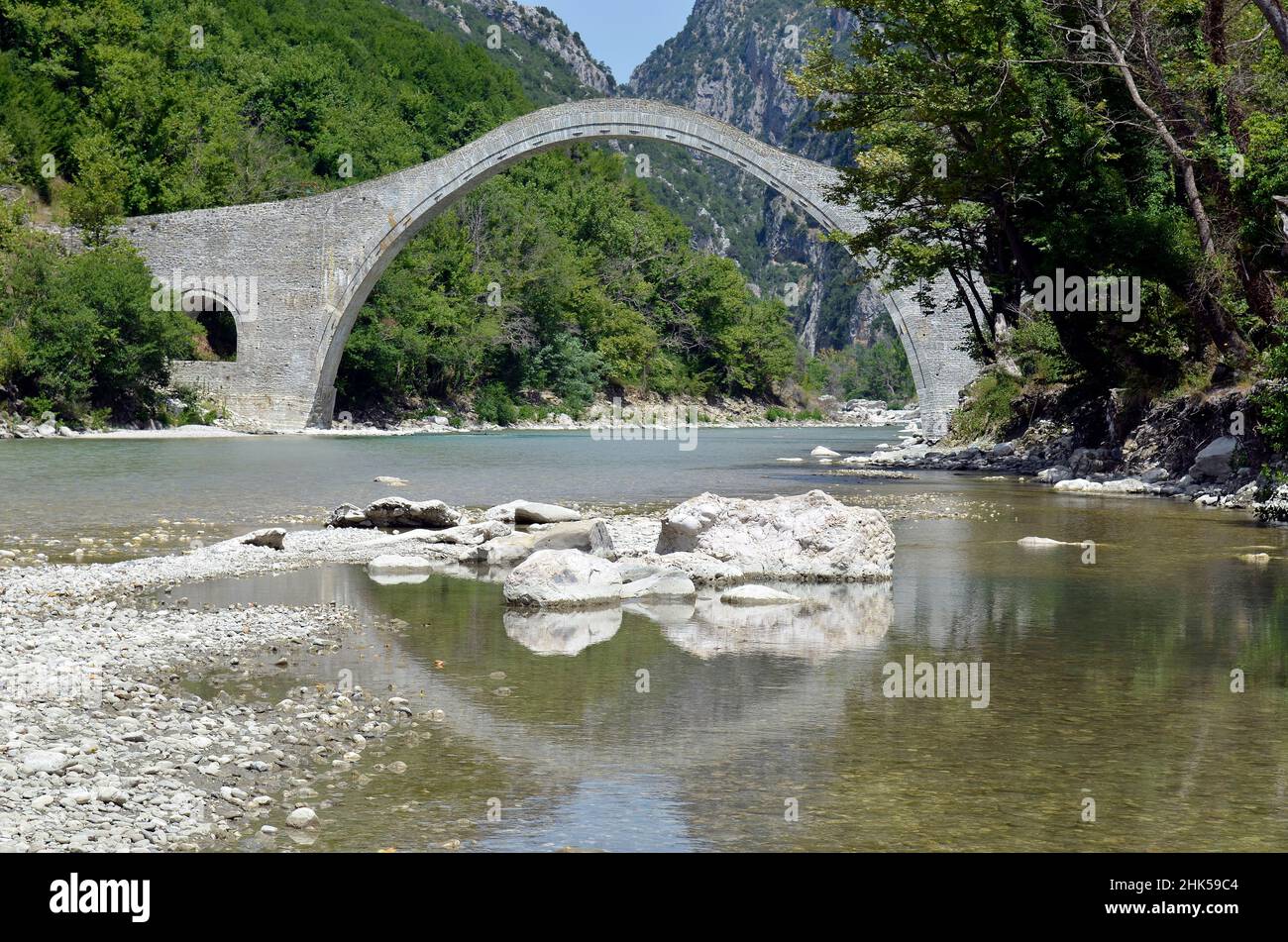 Grecia, Plaka Bridge sul fiume Arachthos il più grande ponte in pietra ad arco singolo nei Balcani, restaurato dopo il crollo a causa delle inondazioni, National Foto Stock