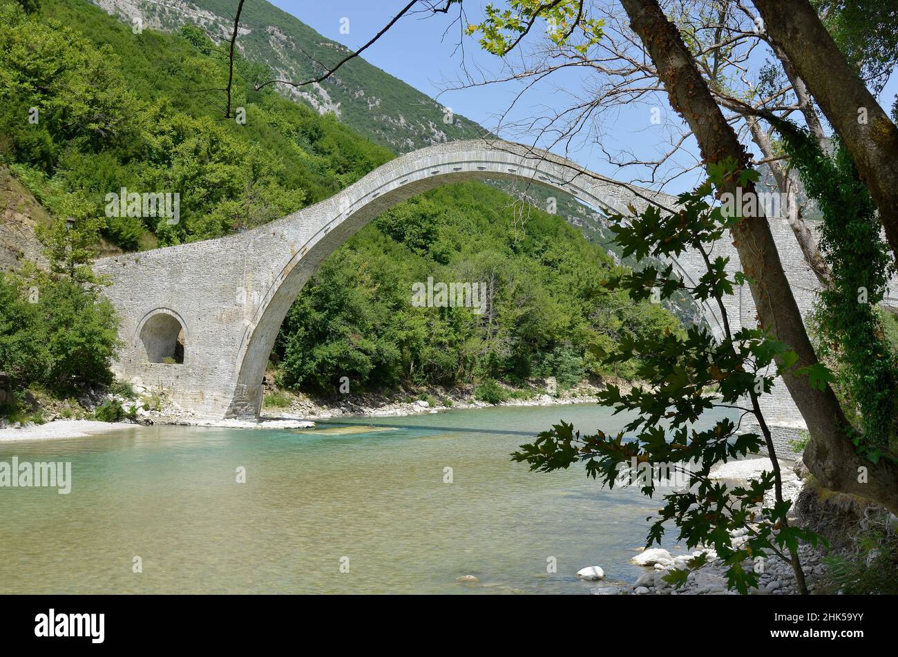 Grecia, Plaka Bridge sul fiume Arachthos il più grande ponte in pietra ad arco singolo nei Balcani, restaurato dopo il crollo a causa delle inondazioni, National Foto Stock