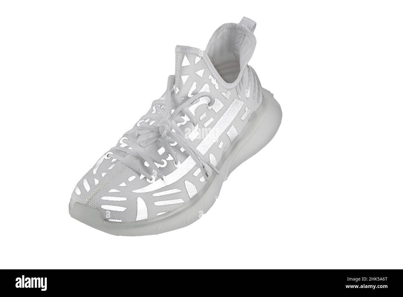 Scarpe sportive. Sneaker in tessuto bianco con strisce riflettenti grigie. Foto Stock