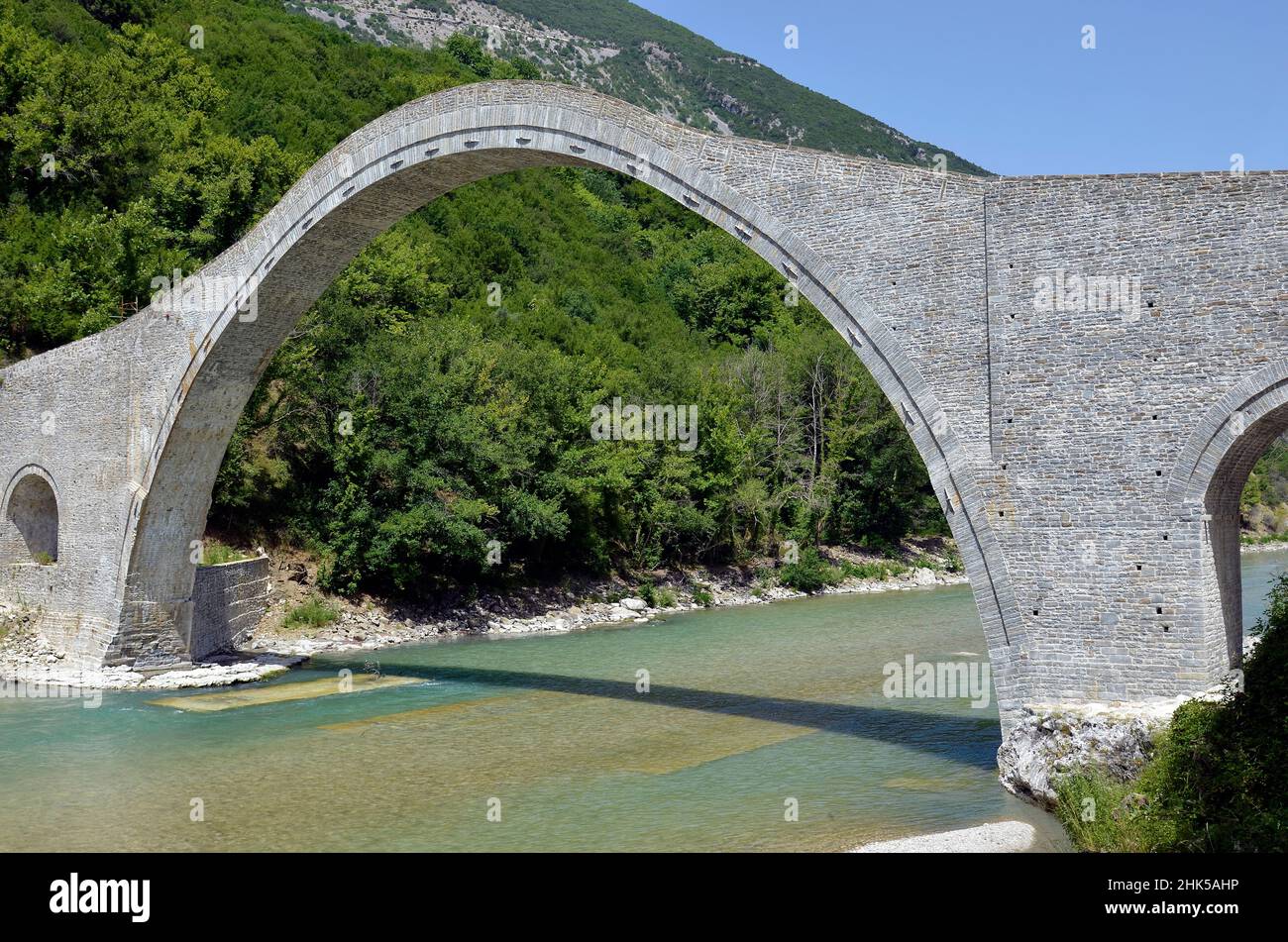 Grecia, Plaka Bridge sul fiume Arachthos il più grande ponte in pietra ad arco singolo nei Balcani, restaurato dopo il crollo a causa delle inondazioni, National Foto Stock