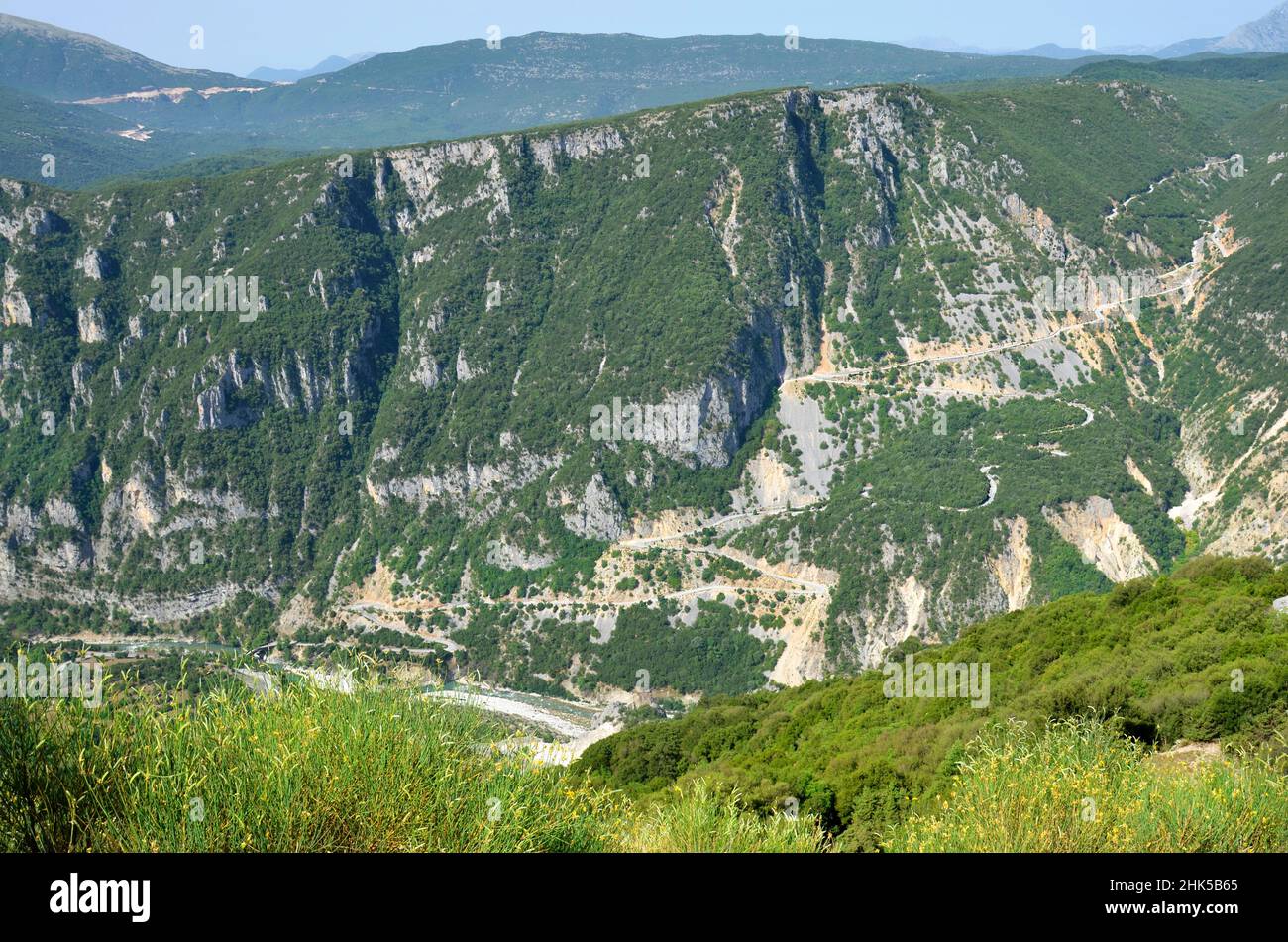 Grecia, paesaggio con vecchio e nuovo ponte sul fiume Arachtos e una strada di montagna estremamente tortuosa nel Parco Nazionale di Tzoumerka- Peristeri- Arac Foto Stock