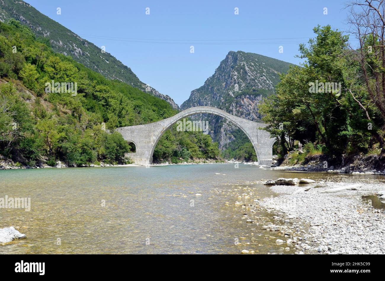 Grecia, Epiro, ponte in pietra ad arco ricostruito di Plaka sul fiume Arachthos, il più grande ponte in pietra ad arco singolo dei Balcani Foto Stock