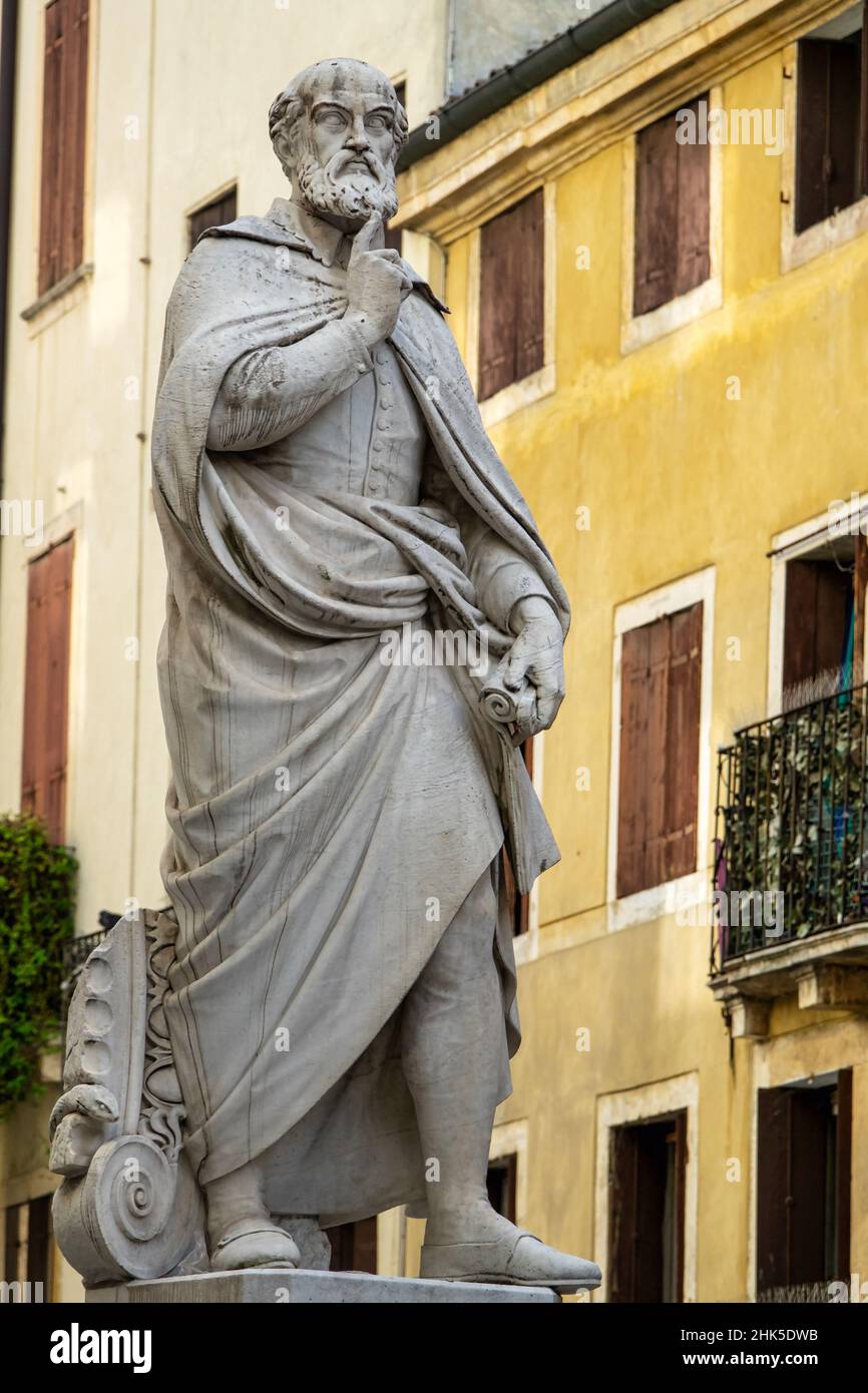 Statua del famoso architetto Andrea Palladio nel centro storico di Vicenza, nei pressi dell'edificio chiamato Basilica Palladiana Foto Stock