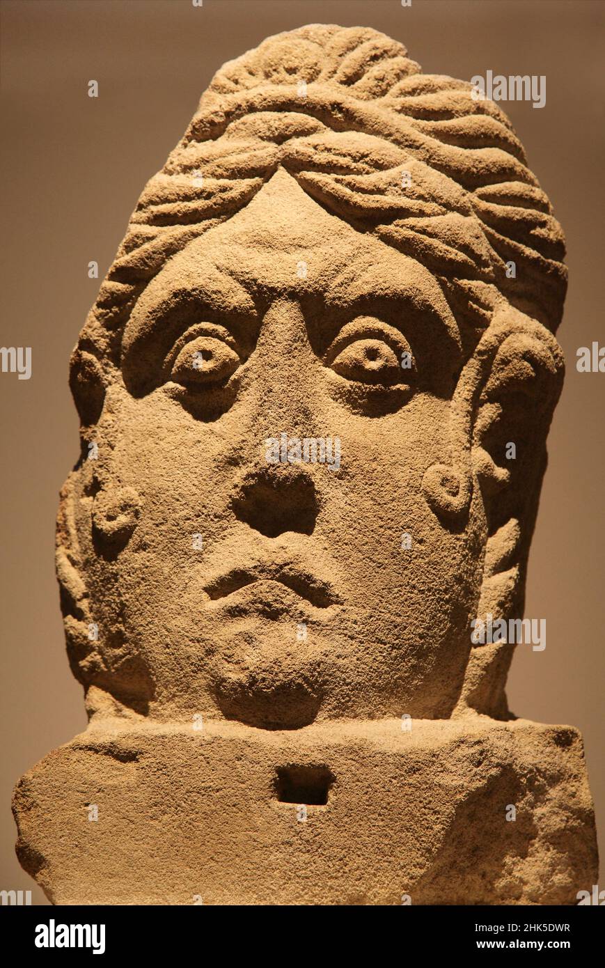 Questa insolita testa calcarea, risalente al breve periodo britannico del Romon0, è stata trovata a Towcester - da qui il suo nome. È famosa per il suo sorprendente shock Foto Stock Questa insolita testa calcarea, risalente al breve periodo britannico del Romon0, è stata trovata a Towcester - da qui il suo nome. È famosa per il suo sorprendente shock Foto Stock