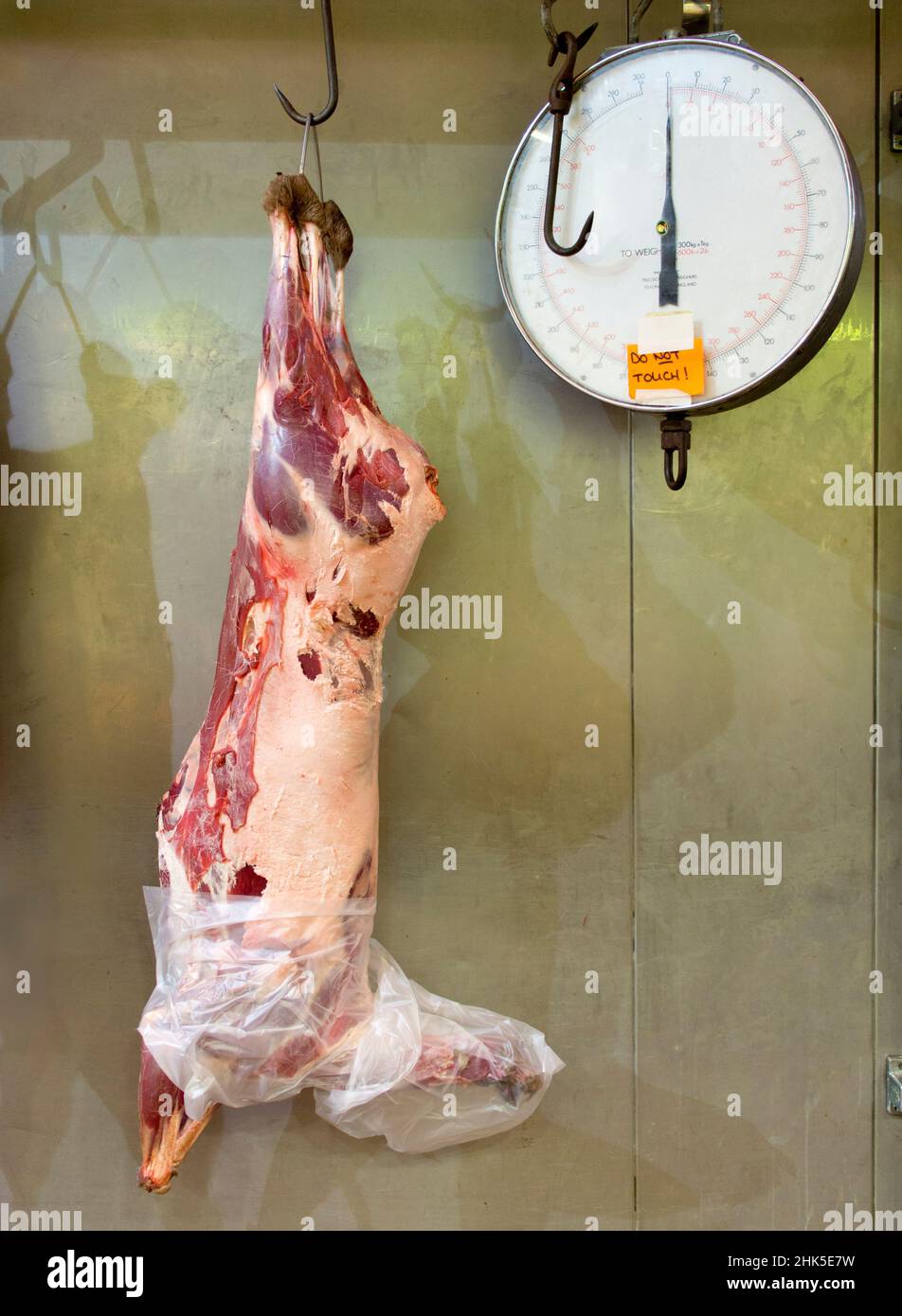 Aperto nel 1774, lo storico mercato coperto di Oxford da allora fornisce ottimi cibi ai college della Oxford University. E questi ragazzi sanno come e. Foto Stock