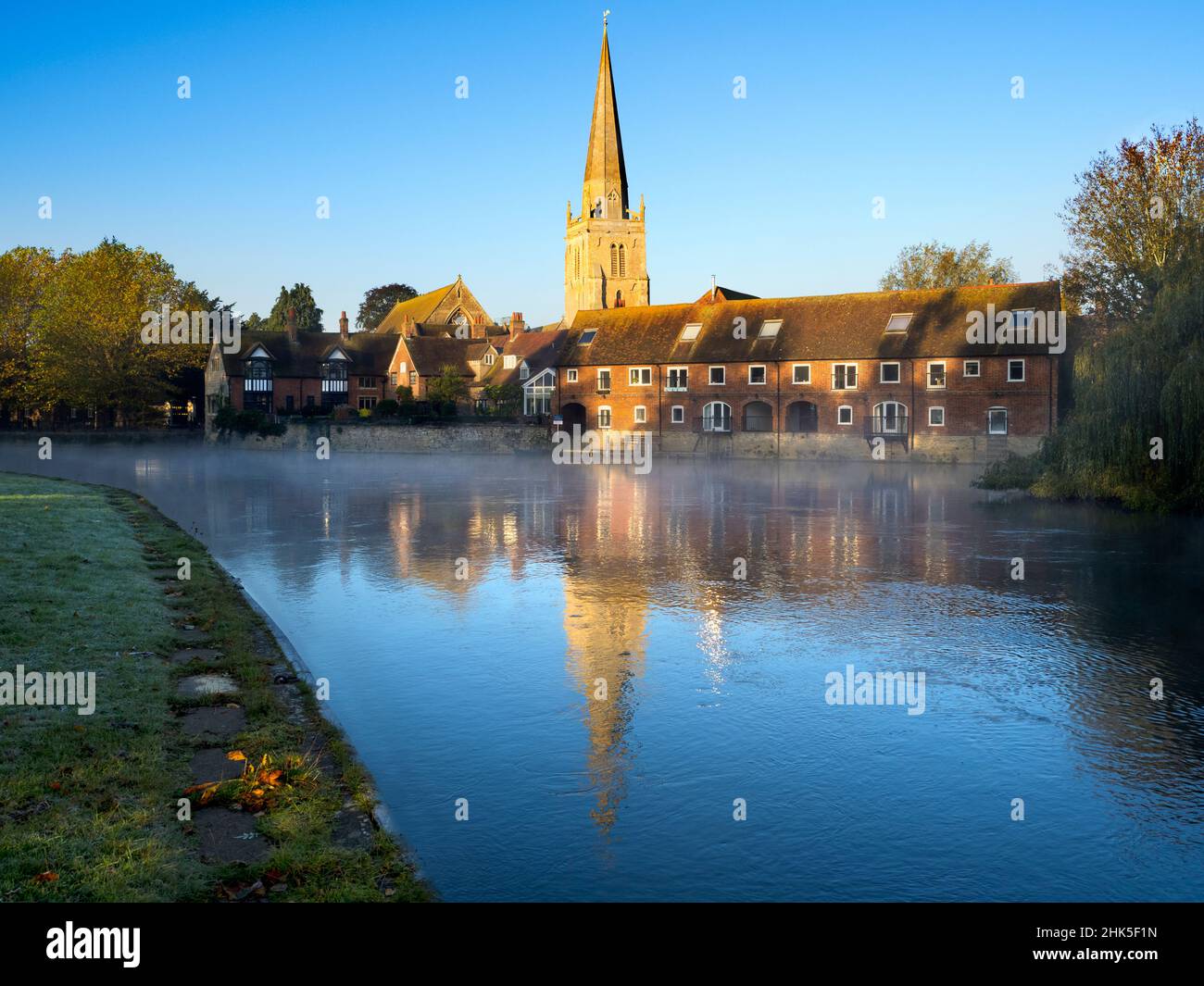 Vista sul Tamigi ad Abingdon in una bella mattinata d'autunno. Siamo sulla riva sud del fiume, guardando verso valle verso St Helen's Wharf - un famoso Foto Stock