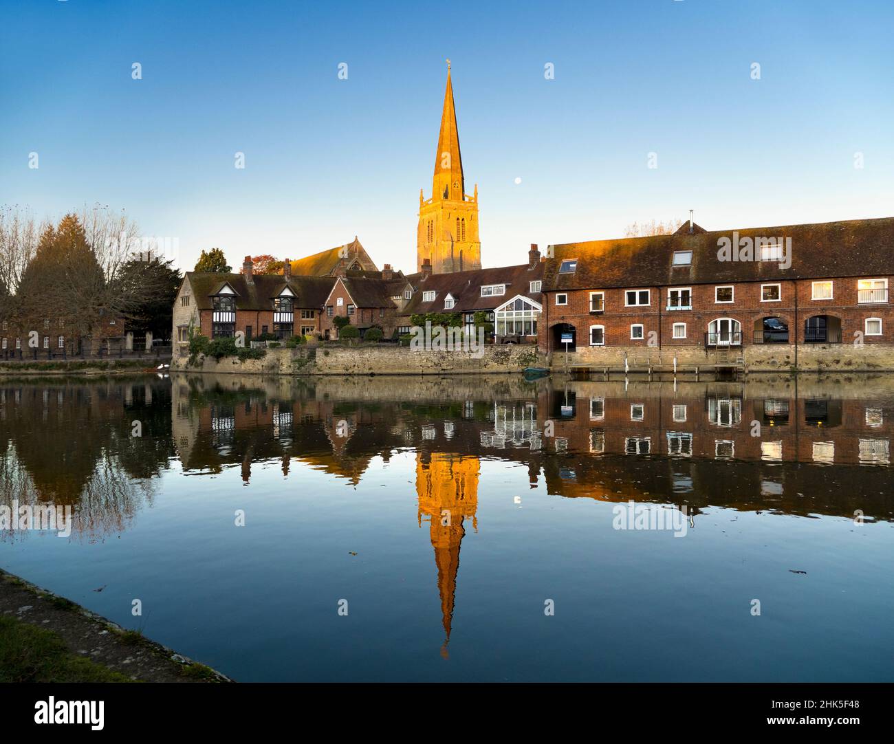 Vista sul Tamigi ad Abingdon in una bella mattinata invernale. Siamo sulla riva sud del fiume, guardando verso valle verso St Helen's Wharf - un famoso Foto Stock
