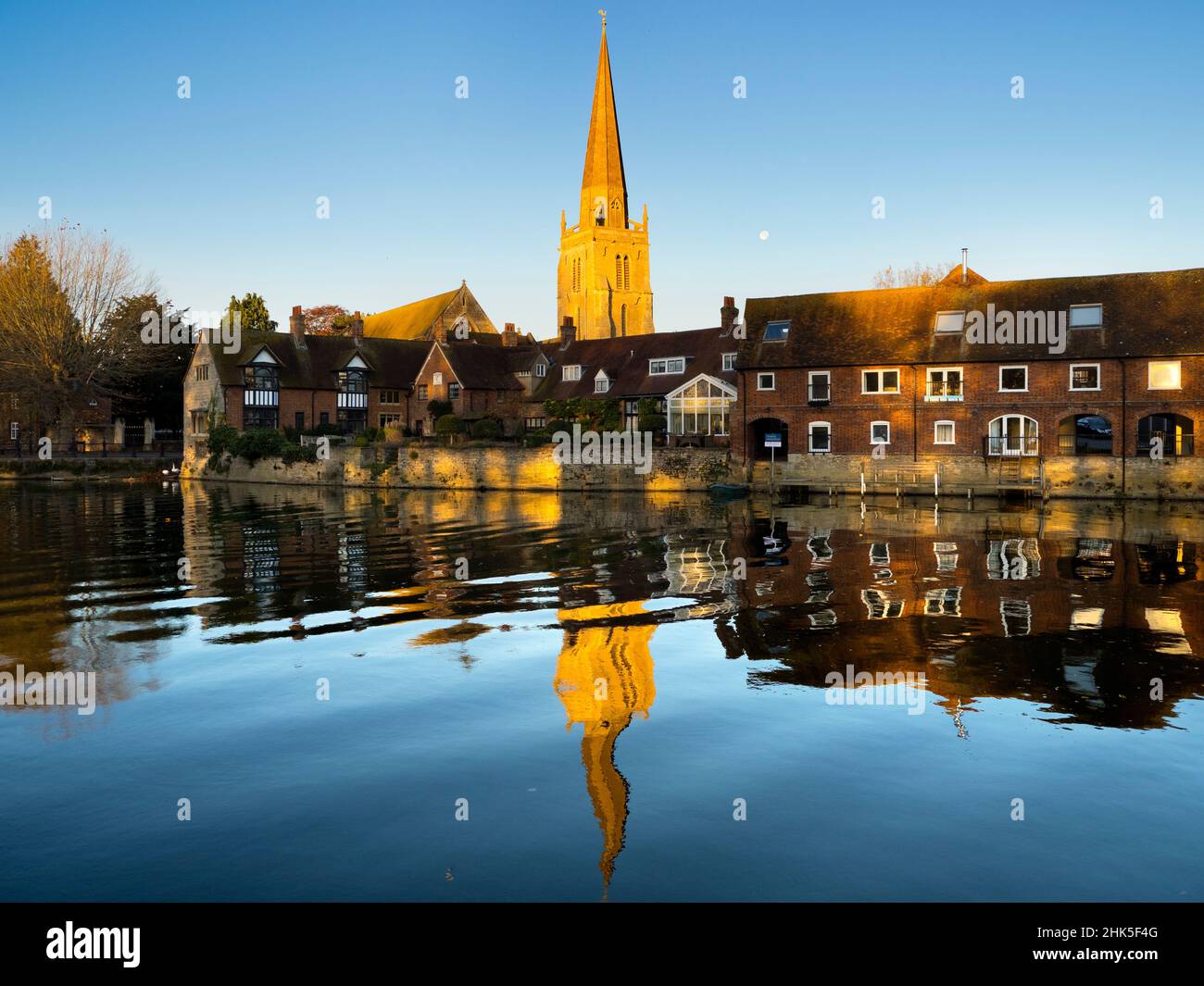 Vista sul Tamigi ad Abingdon in una bella mattinata invernale. Siamo sulla riva sud del fiume, guardando verso valle verso St Helen's Wharf - un famoso Foto Stock