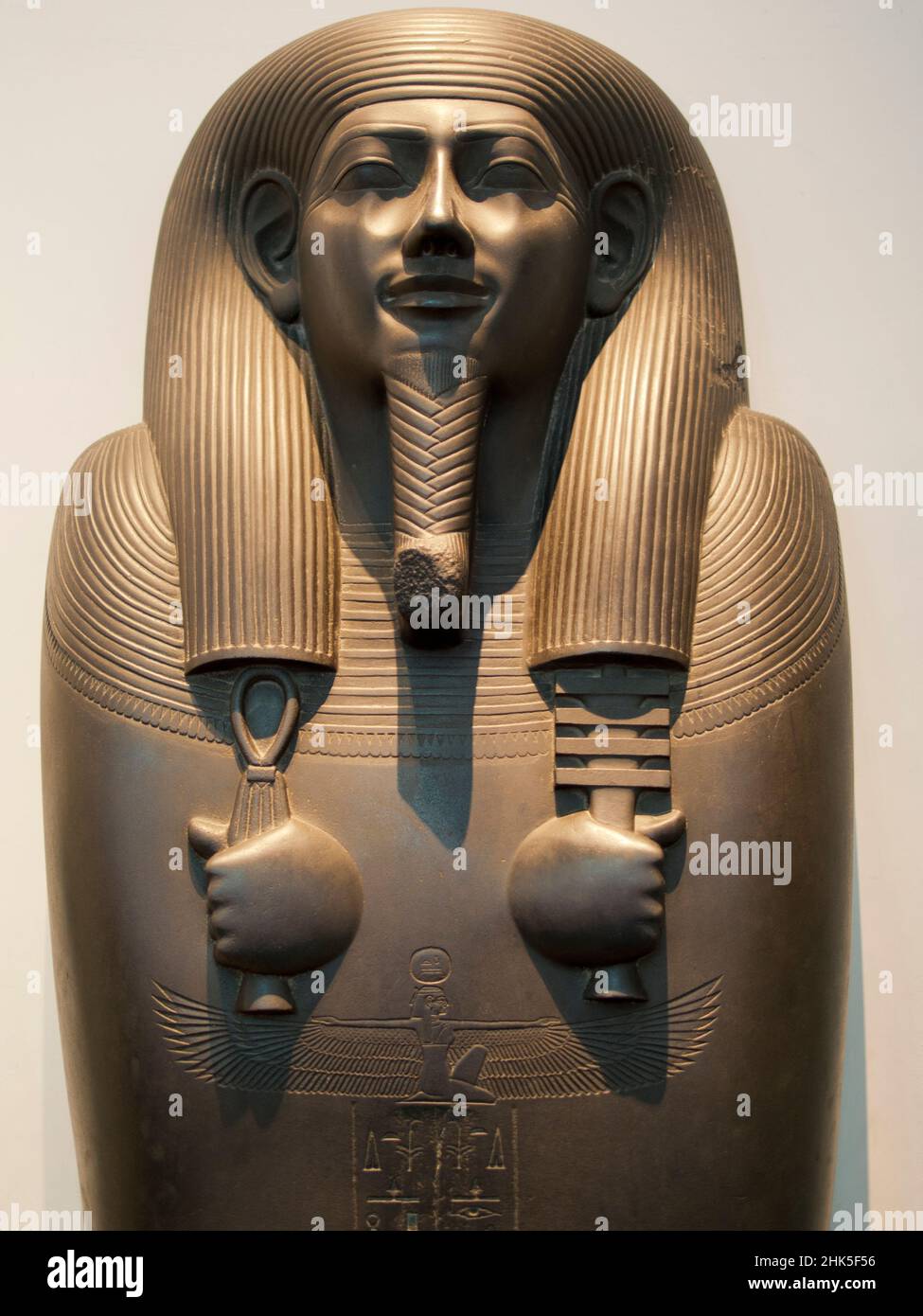 Questa bella e raffinata scultura è dal coperchio in pietra argentea nera del sarcofago di Sasobek, viziere settentrionale d'Egitto durante il regno di Psamtek Foto Stock