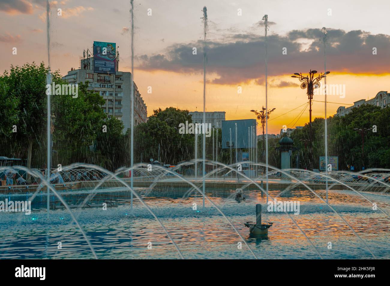 Bucarest, Romania - 27 luglio 2019 : Bucharest Fountains con il cielo al tramonto in Piazza Unirii Foto Stock