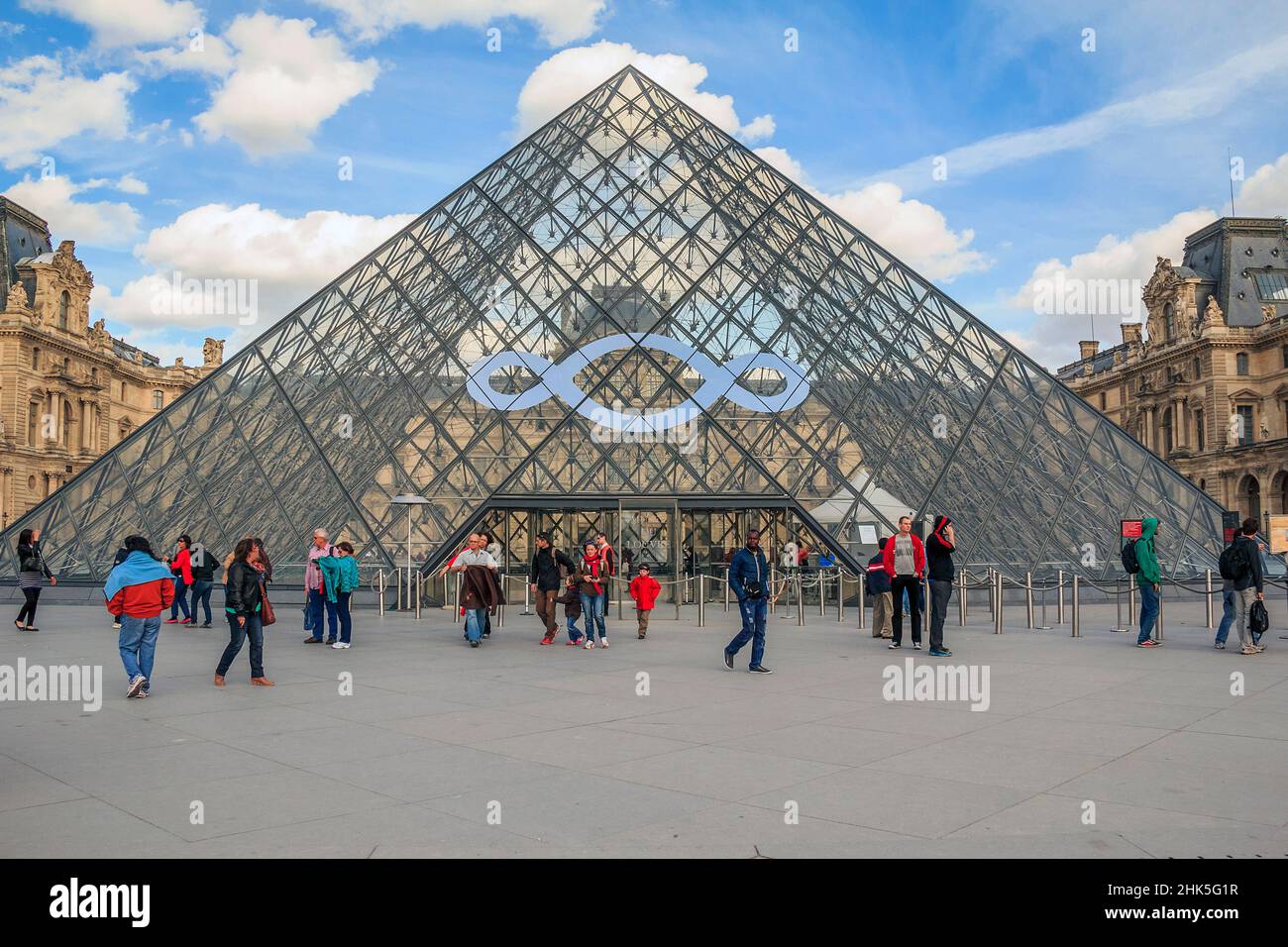 Uno dei luoghi più frequentati di Parigi, la Grande Piramide è l'ingresso centrale al Museo del Louvre, 12 maggio 2013 a Parigi, Francia. Foto Stock Uno dei luoghi più frequentati di Parigi, la Grande Piramide è l'ingresso centrale al Museo del Louvre, 12 maggio 2013 a Parigi, Francia. Foto Stock