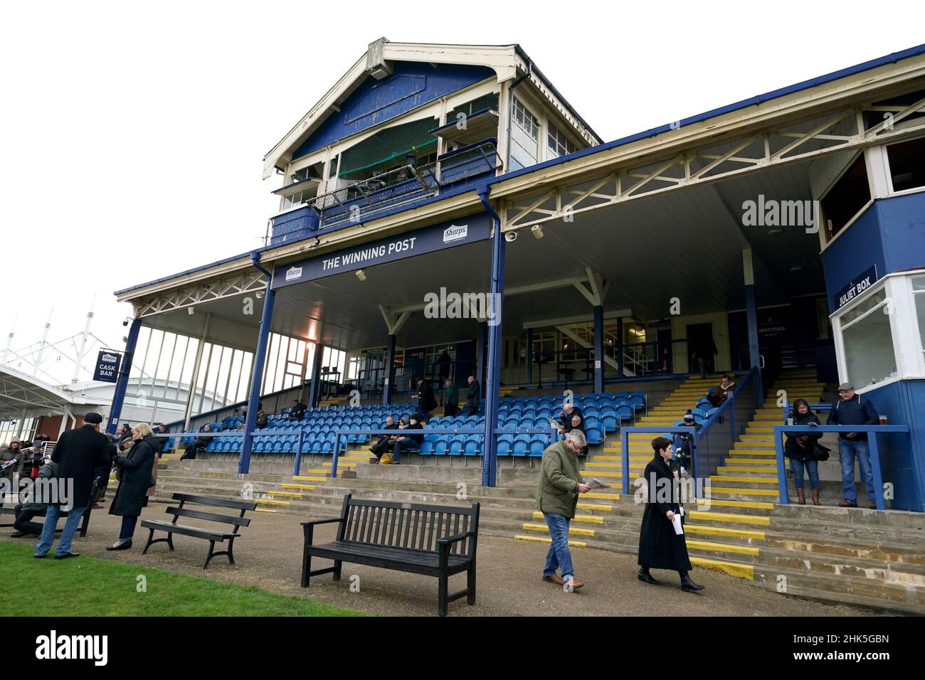 Una vista sulla tribuna e il bar vincenti Post all'ippodromo di Leicester. Data foto: Mercoledì 2 febbraio 2022. Foto Stock