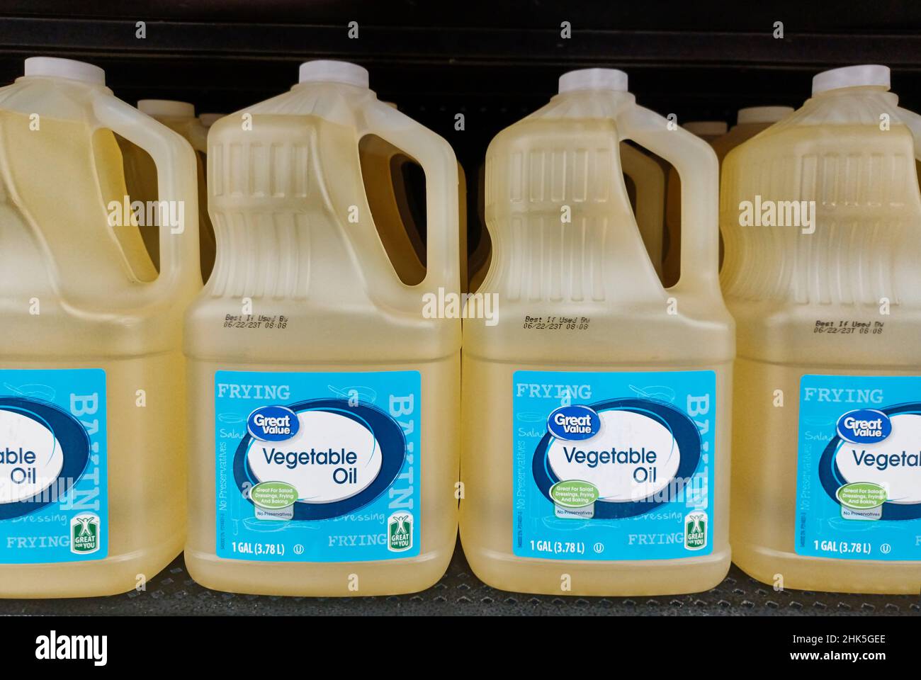 Houston, Texas USA 01-06-2022: Bottiglie di plastica di un gallone di olio vegetale di grande valore su uno scaffale del supermercato. Brand generico Walmart fondato nel 1993. Foto Stock