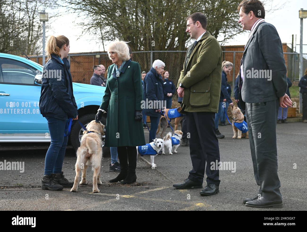 La Duchessa di Cornovaglia (centro) incontra i membri dello staff, durante la sua visita al centro Battersea Dogs and Cats Home di Brands Hatch, Kent. Data foto: Mercoledì 2 febbraio 2022. Foto Stock