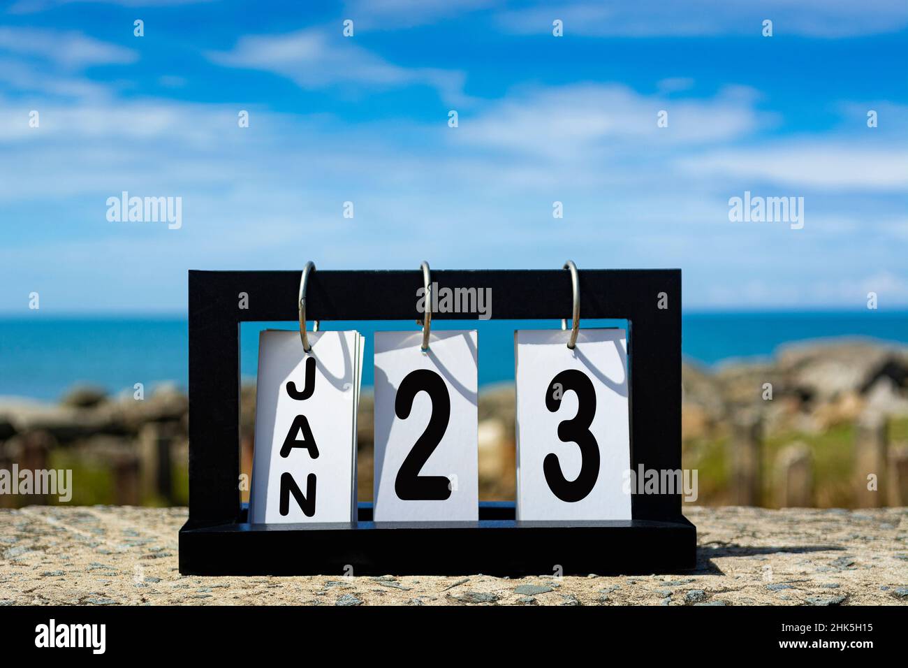 Gen 23 calendario data testo su cornice di legno con sfondo sfocato dell'oceano. Concetto di calendario Foto Stock