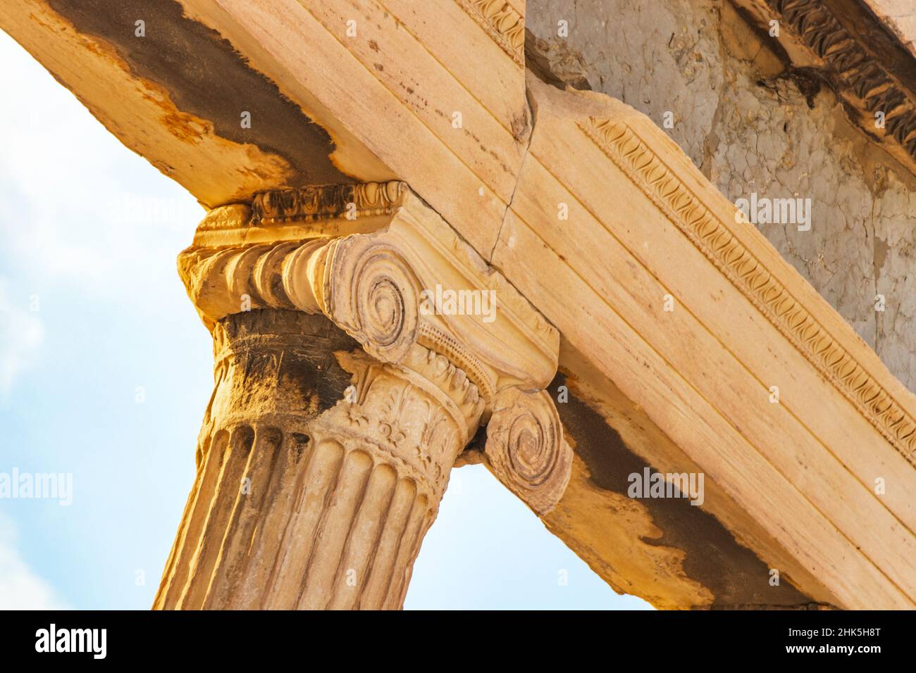 Dettagli figure sculture colonne dell'Acropoli di Atene con incredibili e belle rovine Partenone e cielo blu nuvoloso nella capitale greca Athen Foto Stock
