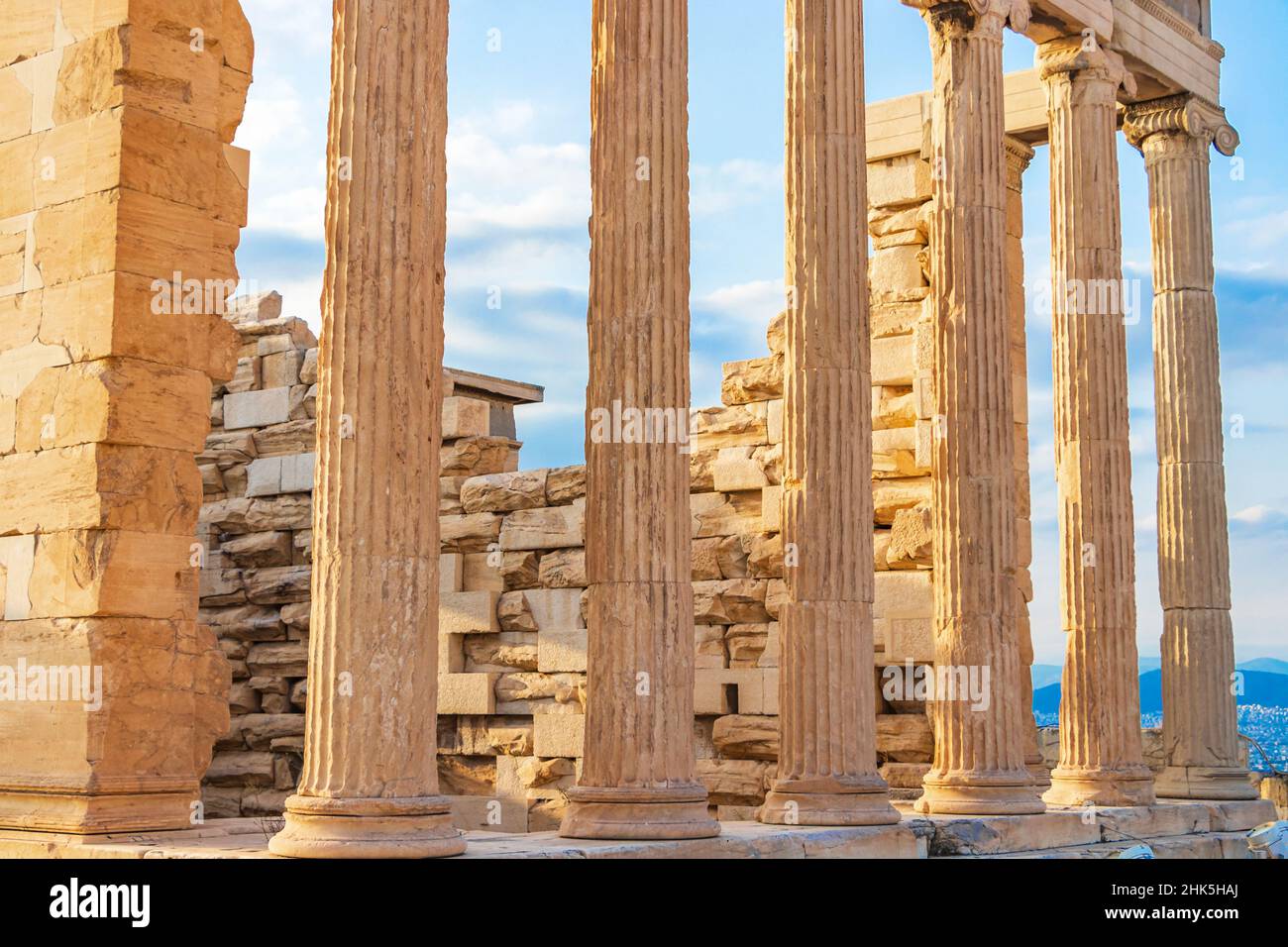Dettagli figure sculture colonne dell'Acropoli di Atene con incredibili e belle rovine Partenone e cielo blu nuvoloso nella capitale greca Athen Foto Stock