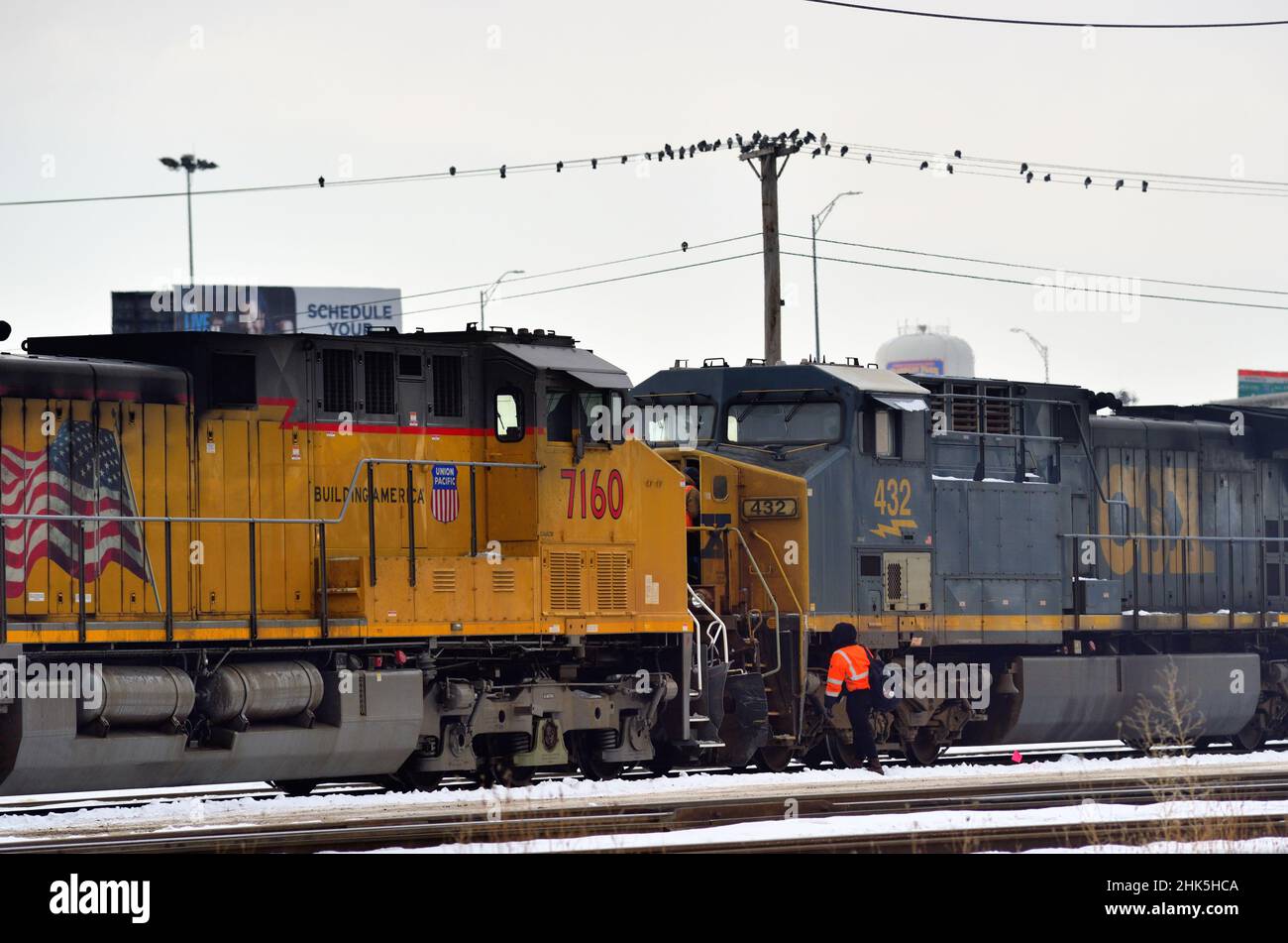 Franklin Park, Illinois, Stati Uniti. Un paio di locomotive attendono un cambio di equipaggio mentre sono al minimo nel Bensenville Yard della Canadian Pacific Railway. Foto Stock