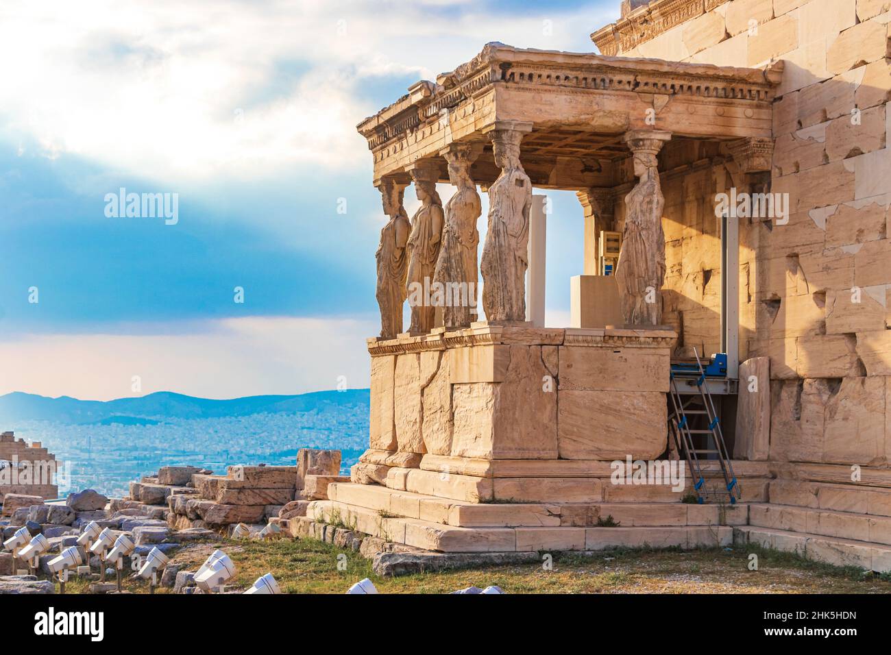 Dettagli figure sculture colonne dell'Acropoli di Atene con incredibili e belle rovine Partenone e cielo blu nuvoloso nella capitale greca Athen Foto Stock