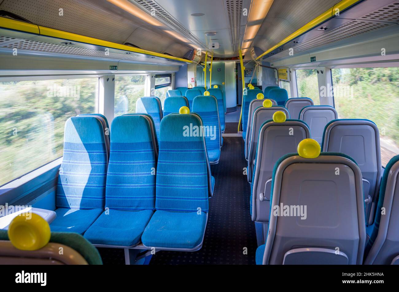 Interno di un treno passeggeri vuoto durante la pandemia di coronavirus, Inghilterra. Foto Stock