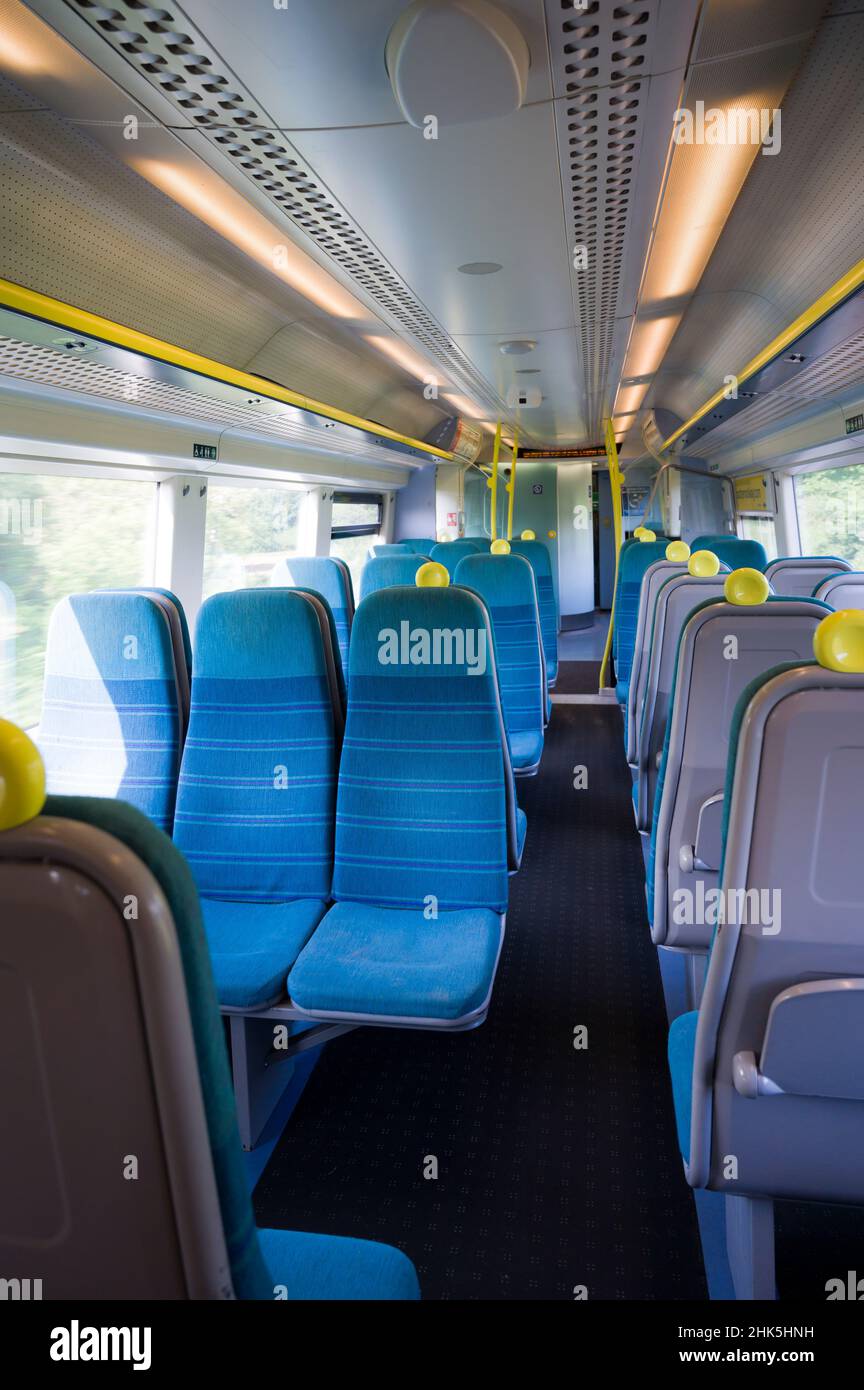 Interno di un treno passeggeri vuoto durante la pandemia di coronavirus, Inghilterra. Foto Stock