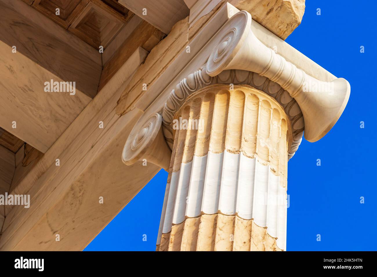 Dettagli figure sculture colonne dell'Acropoli di Atene con incredibili e belle rovine Partenone e cielo blu nuvoloso nella capitale greca Athen Foto Stock