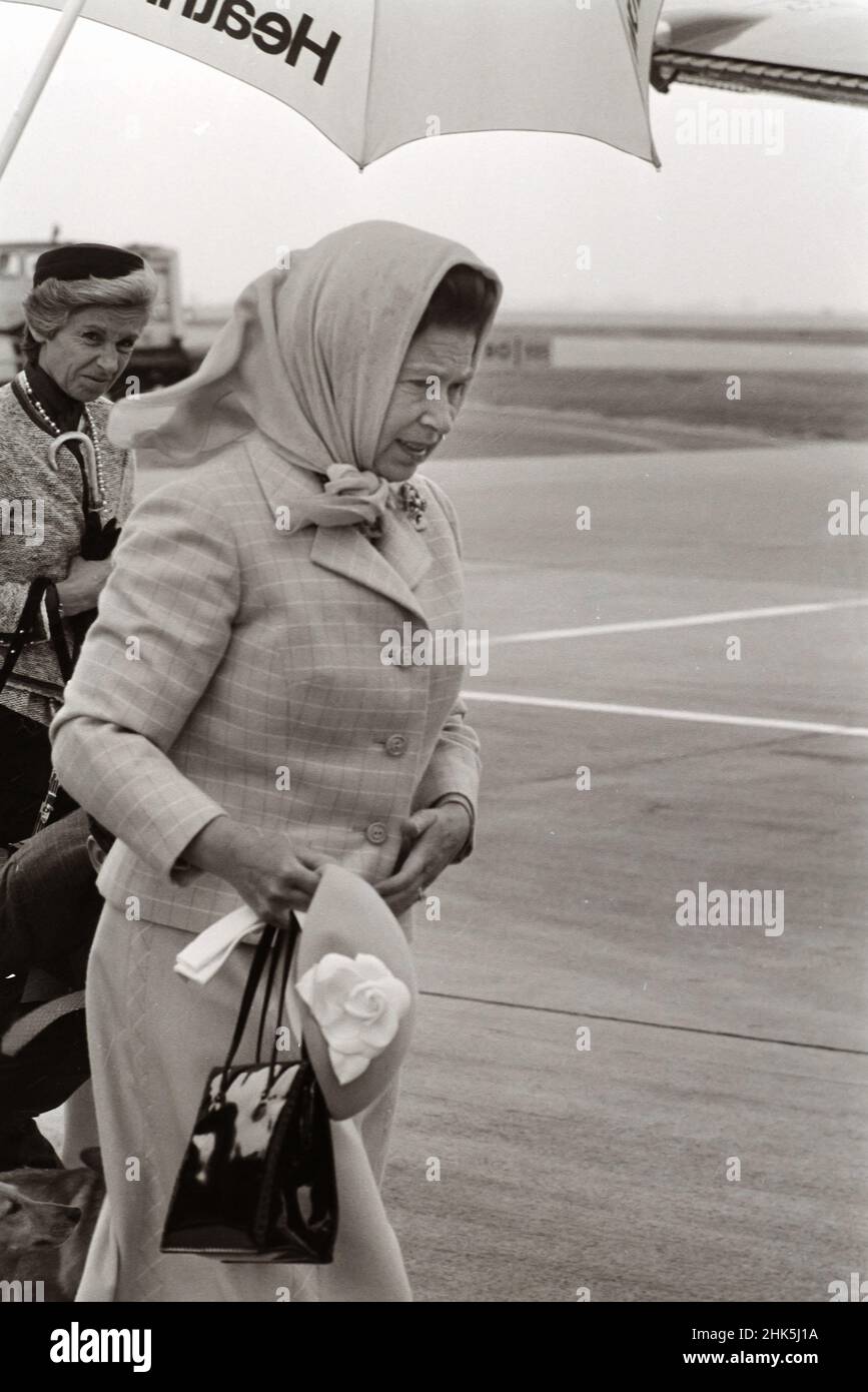 Regina Elisabetta II Heathrow Airport 1984 luglio con la Principessa Margaret e Corgis Foto Stock