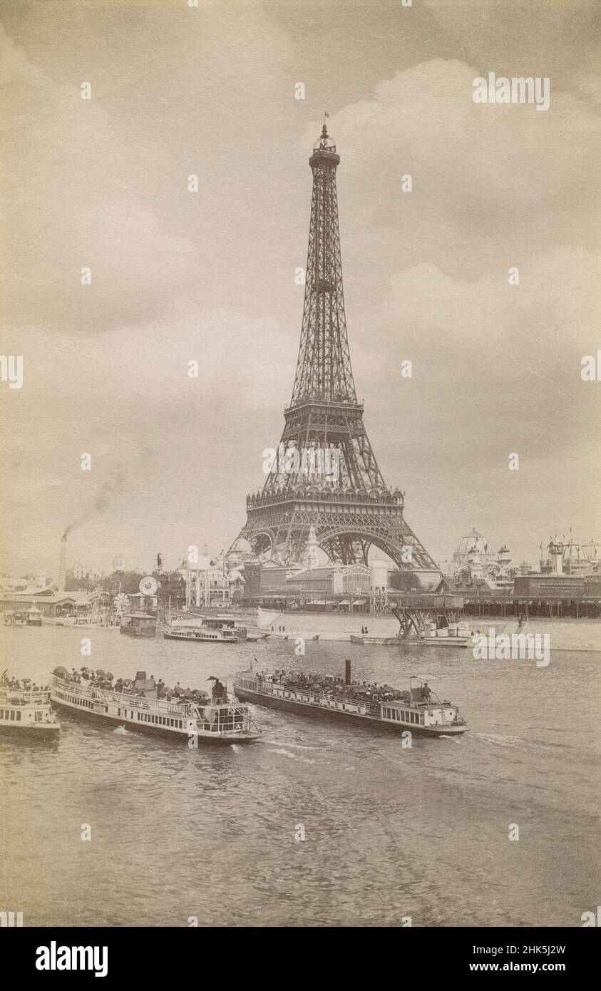 Antica fotografia della Torre Eiffel del 1889 durante la Fiera Mondiale del 1889 a Parigi, Francia. I traghetti trasportano i turisti che attraversano la Senna. FONTE: FOTO ORIGINALE DELL'ALBUME Foto Stock