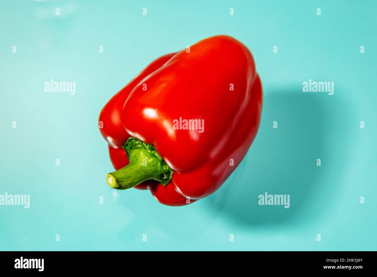 Peperone rosso dolce succosa su sfondo blu. Foto Stock
