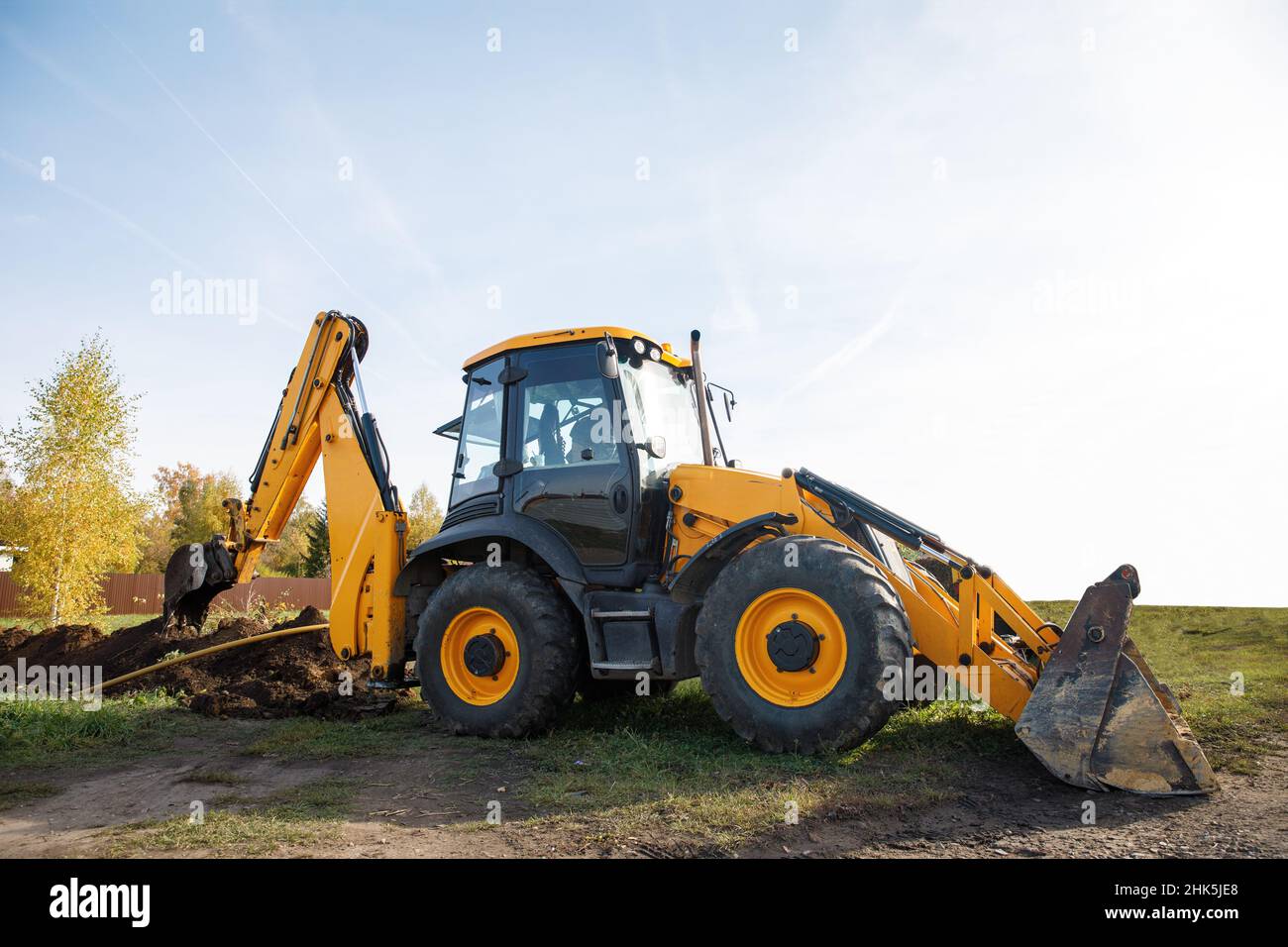 Un grande escavatore da costruzione di colore giallo sul cantiere in cava per l'estrazione. Immagine industriale Foto Stock