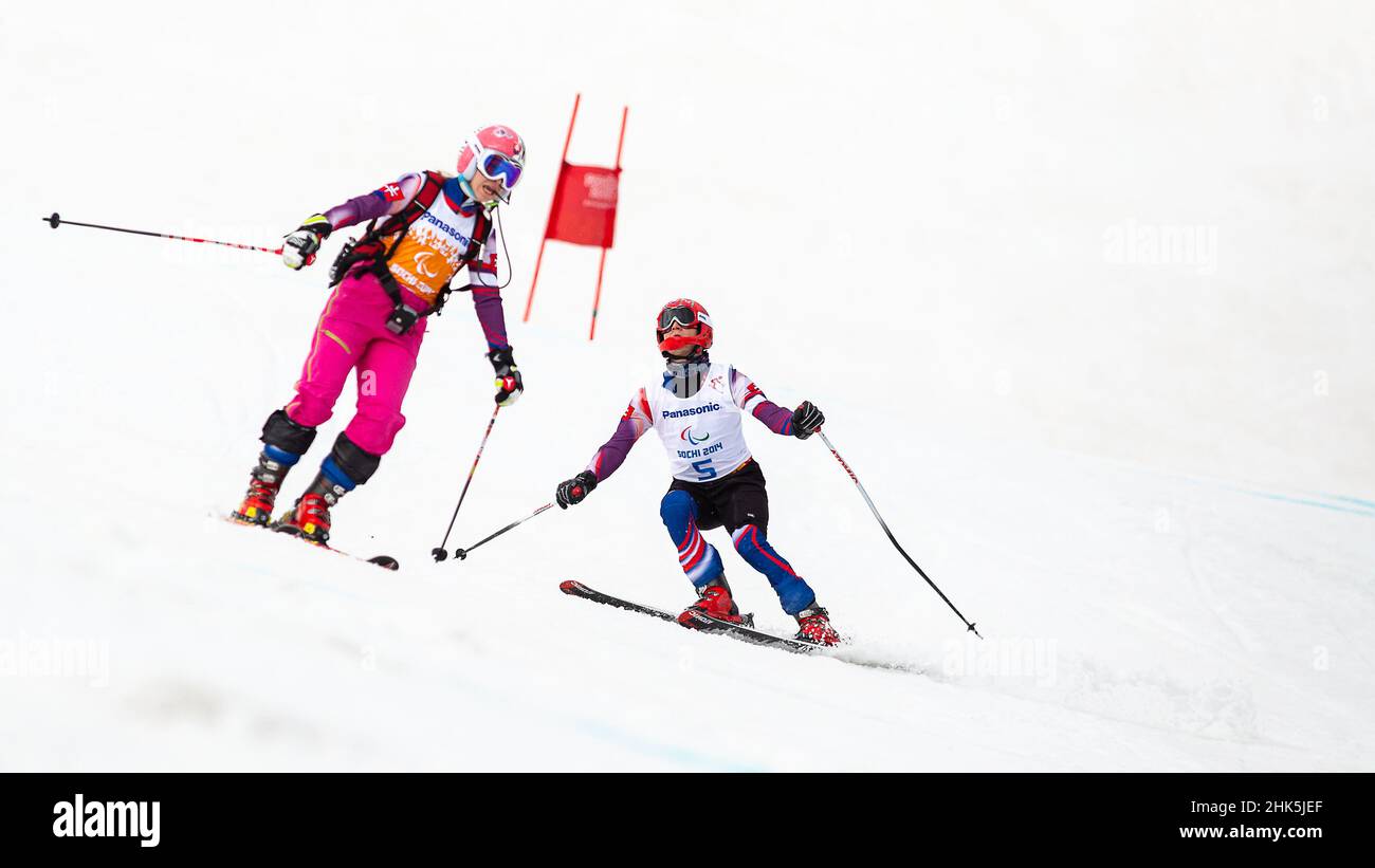 Marek KUBACKA della Slovacchia segue le grida della sua guida nella Slalom gigante dello Sci Alpino Mens durante i Giochi Paralimpici invernali del 2014 alla Rosa K. Foto Stock