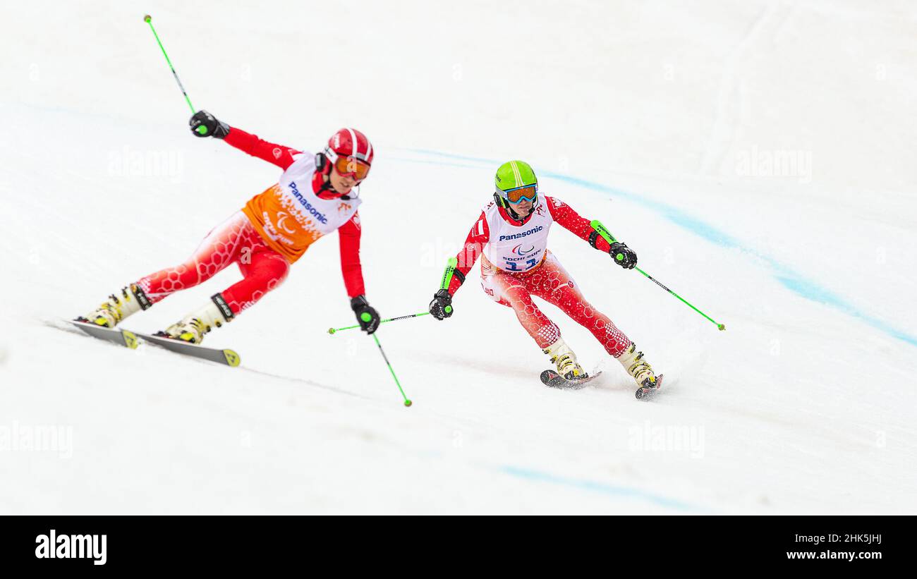 Maciej KREZEL di Polonia segue le grida della sua guida nella Slalom gigante dello Sci Alpino Mens durante i Giochi Paralimpici invernali del 2014 al Rosa Khu Foto Stock