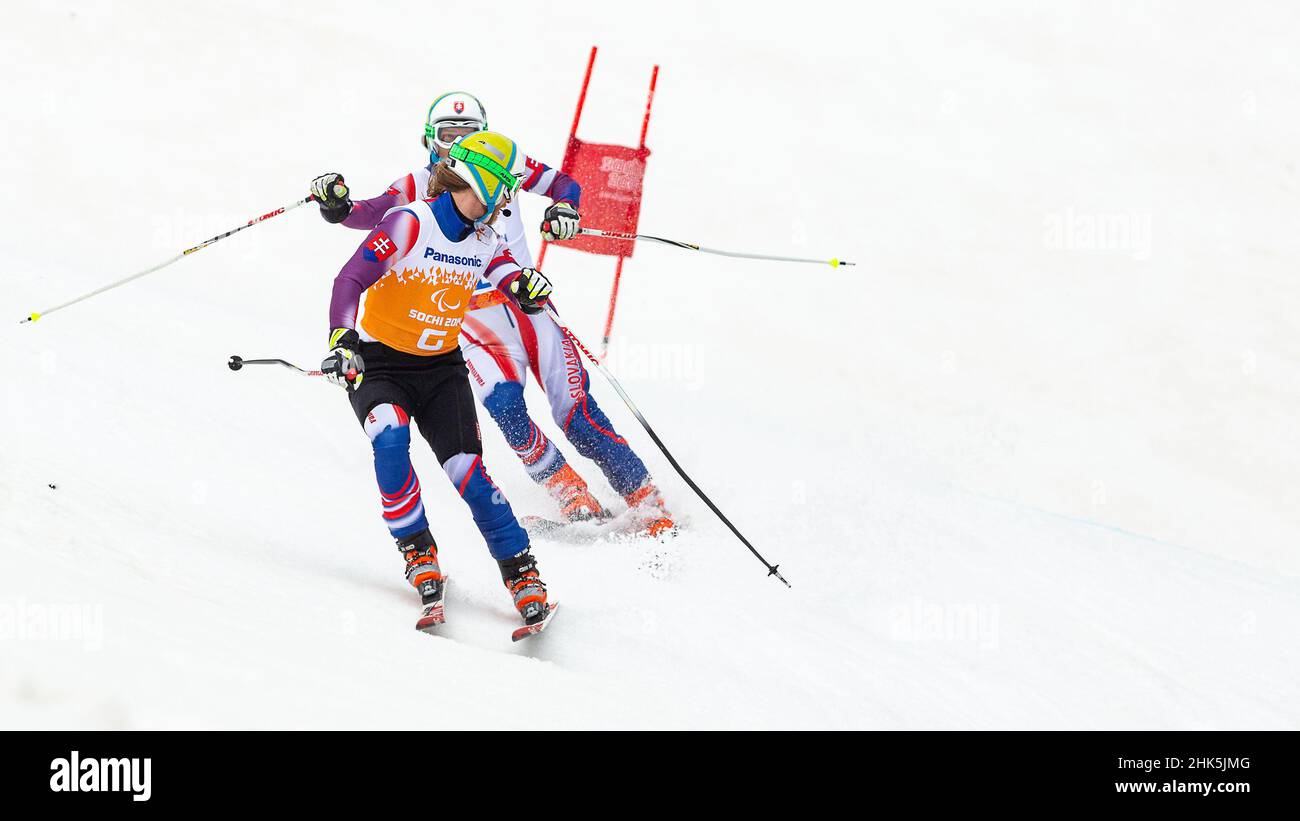 Radomir DUDAS della Slovacchia segue le grida della sua guida nella Slalom gigante dello Sci Alpino Mens durante i Giochi Paralimpici invernali del 2014 alla Rosa K. Foto Stock