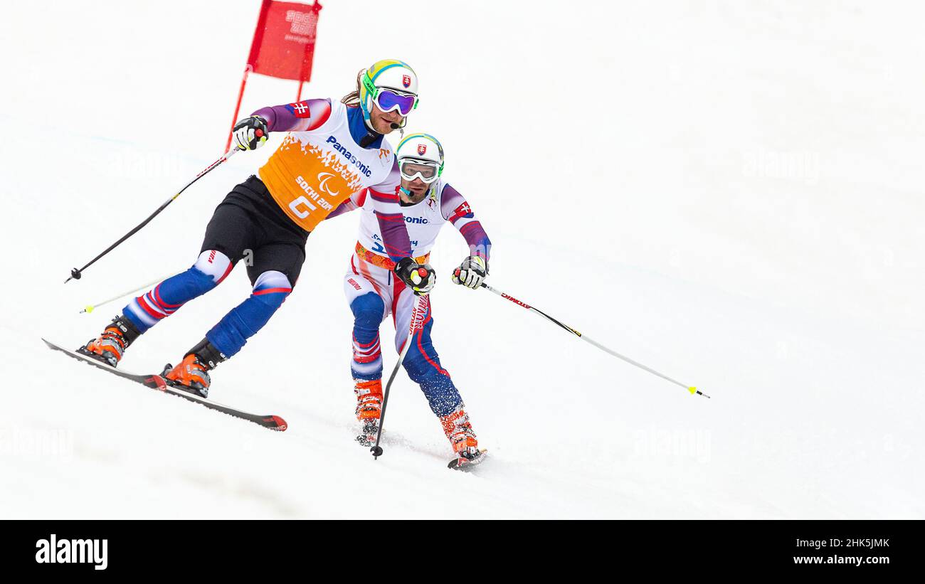 Radomir DUDAS della Slovacchia segue le grida della sua guida nella Slalom gigante dello Sci Alpino Mens durante i Giochi Paralimpici invernali del 2014 alla Rosa K. Foto Stock
